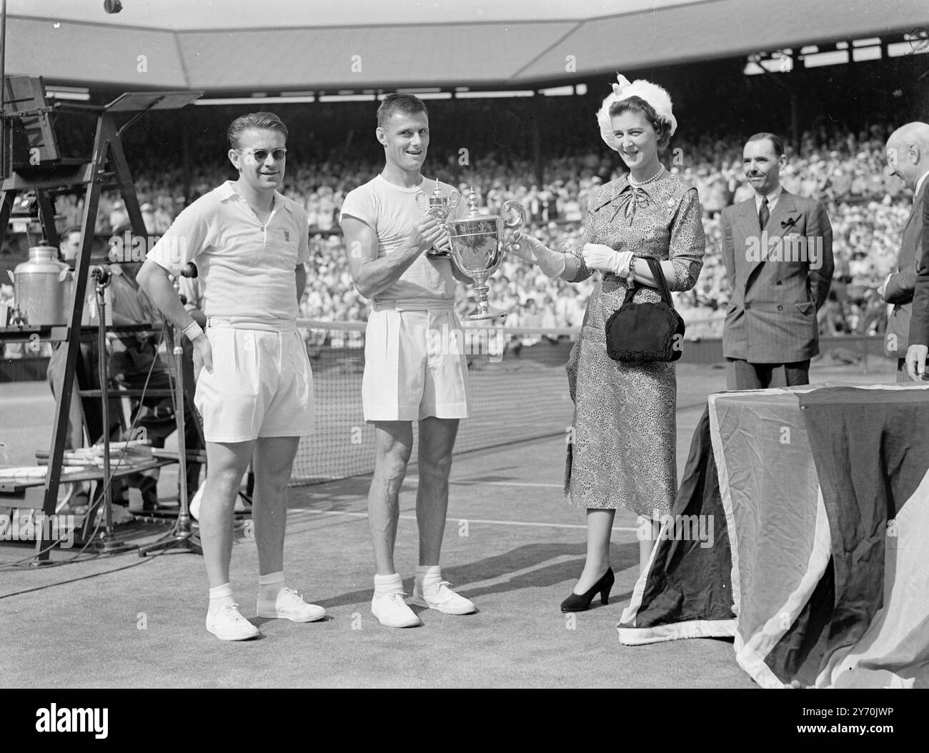 Die Herzogin von Kent, die in Wimbledon die Trophäe überreicht hat, besiegte am 1. Juli 1949 Jaroslav Drobny Stockfoto