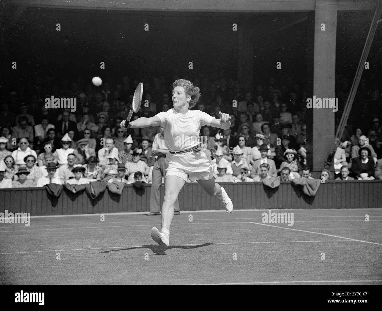 VORSICHTIG mit der Zunge nach oben auf dem Ball GEHANDHABT , Mrs . H.B. RIHBANY ( USA ) kehrt sorgfältig zu Miss Kay Tuckey aus Großbritannien zurück , die sie 6-2 , 3-6 , 8-6 in einem hart umkämpften Spiel der Frauen bei den Rasen-Tennis-Meisterschaften in Wimbledon ( London ) besiegte . Juni 1949 Stockfoto