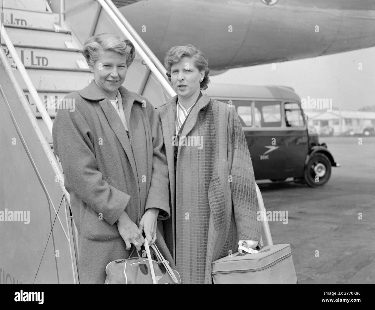 TENNISSTARS SEHEN SICH bei ihrer Ankunft am Londoner Flughafen von PAN American Clipper Wimbledon-Champion Miss Louise Borough ( links ) und ihre Doppelpartnerin , die amerikanische Meisterin Margaret Osborne DuPont , an . Sie sind die ersten einer Welle amerikanischer Tennisstars , die diesen Sommer in Europa und dieses Land einmarschieren . Ihr Aufenthalt hier wird ein kurzer, da sie fast sofort nach Paris abreisen müssen, um an der französischen Meisterschaft teilzunehmen. Sie werden jedoch am 1 . Juni , einem Tag nach dem Ende der französischen Meisterschaft , nach England zurückkehren . 15. Mai 1949 Stockfoto