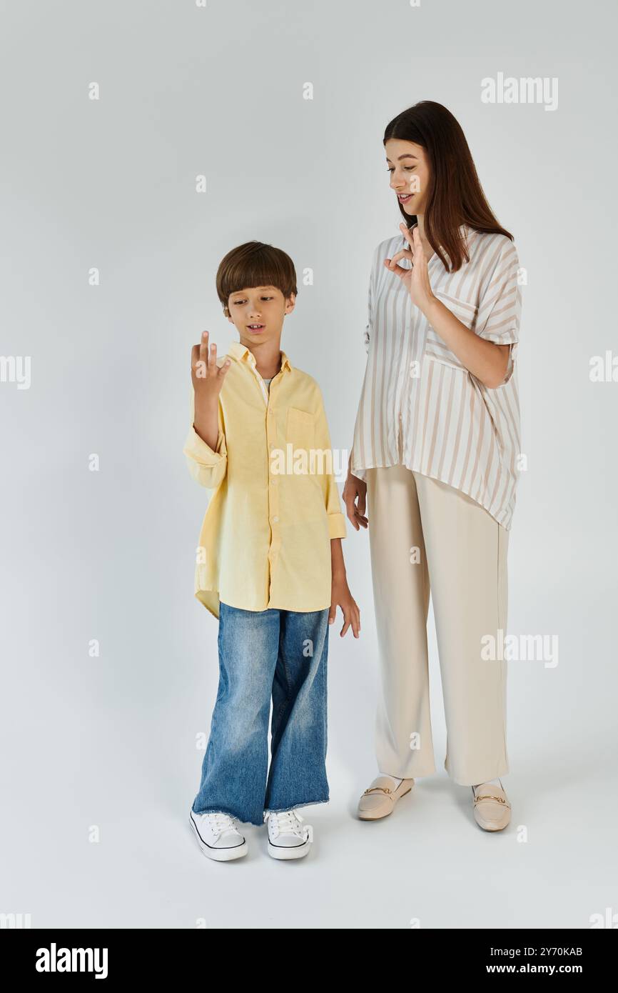 Eine Mutter und ihr Sohn teilen einen zärtlichen Moment und kommunizieren mit Gebärdensprache zusammen. Stockfoto