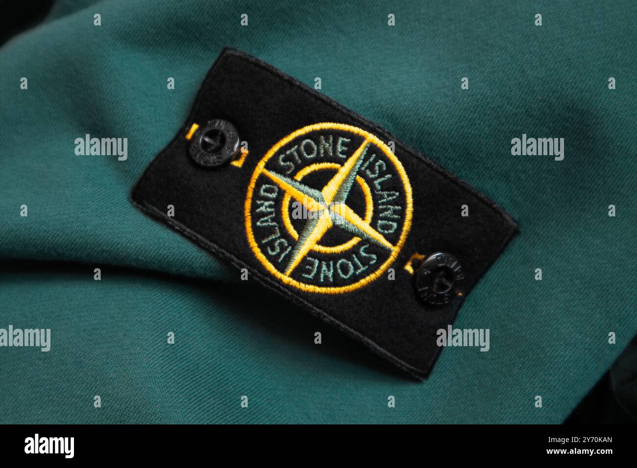 Nizza, Frankreich - 27. Juli 2024: Eine Nahaufnahme des berühmten Stone Island Markenarms mit Kompass und Windrose. Stockfoto