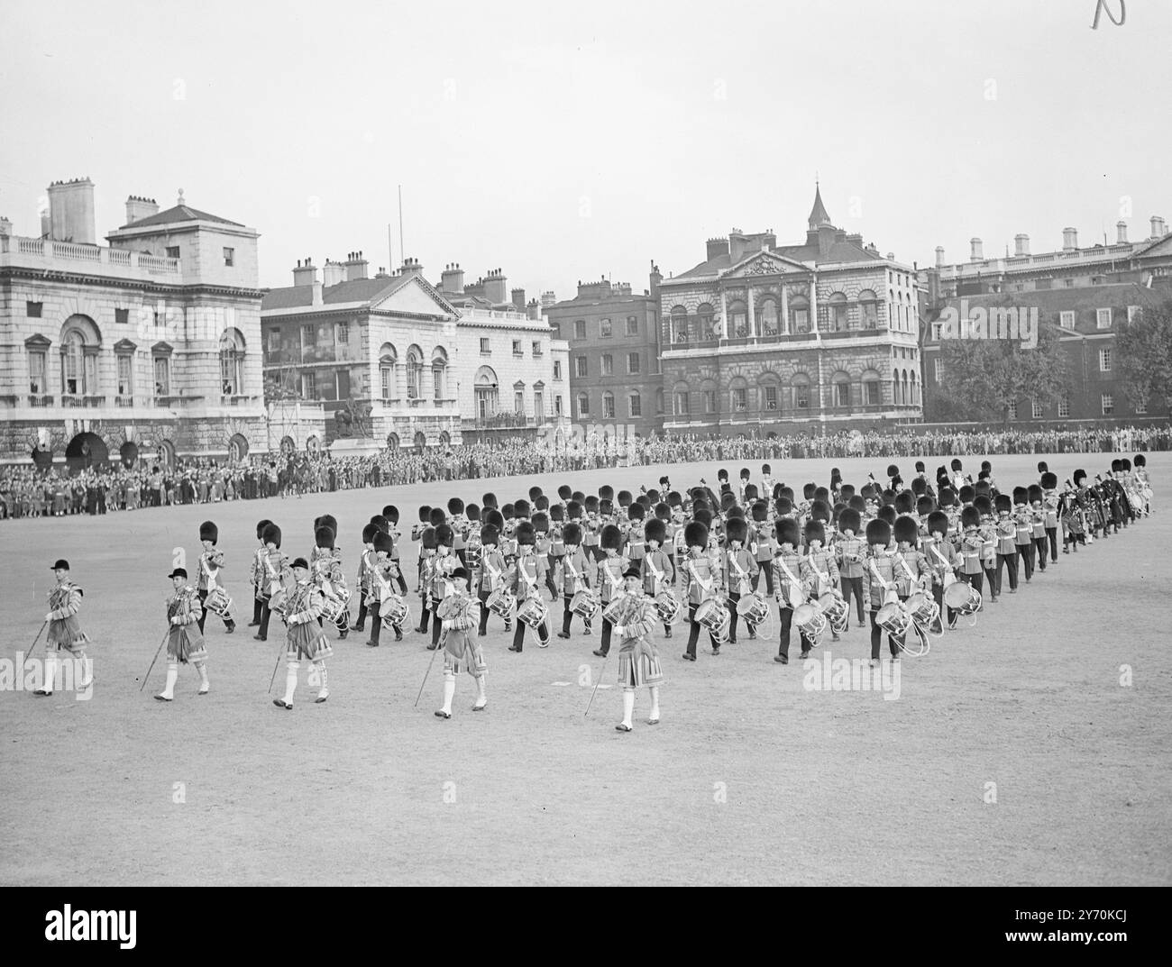 DIE Horse Guards Parade ( London ) ERSTRAHLTE in ihren Scharlach- und Bärenfellen , die Coldstream , Schotten, Iren und Welsh Guards führten die Zeremonie von Beating the Tattoo durch . Dies war das erste Mal , dass die Brigade der Garde seit zehn Jahren voll gekleidet ist , und Londoner , die sich versammelten , um der Zeremonie zuzusehen , begrüßten den farbenfrohen Wettbewerb mit Freude . - - - 11. Mai 1949 Stockfoto