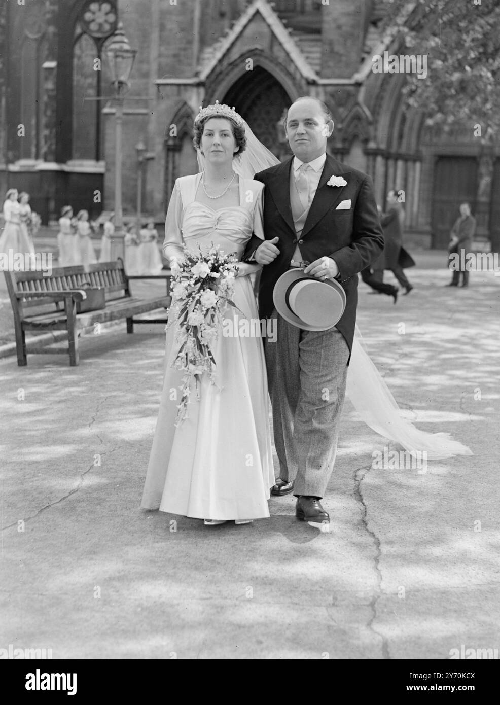 LADY FITZROY HEIRATET Lady Cecilia Fitzroy , Tochter der Witwenherzogin von Grafton , war mit Mr . George Howard , Eigentümer von Castle Howard , Yorkshire , in St . Margaret's Westminster ( London ) . Lady Cecilia , 26 Jahre alt , fuhr während des Krieges einen Krankenwagen und wurde später Assistentin eines Forschungschemikers , der Schweigearbeit verrichtete . Castle Howard ist ein prächtiges Haus aus dem 18. Jahrhundert mit 130 Zimmern. Es wurde von Mr. Howards Vater, der vor dem Krieg starb, seinen drei Söhnen gemeinsam hinterlassen. George ist der einzige Überlebende : seine beiden Brüder wurden während des Krieges getötet . ABBILDUNG ZEIGT: Stockfoto