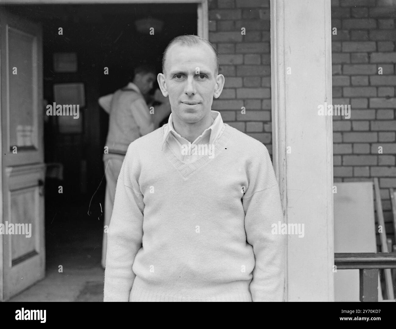 CENTURY OPENER S. M BROWN ( hier abgebildet ) , Middlesex Eröffnungsbatsman , der in dieser Saison bereits Jahrhundertform im County Cricket gezeigt hat : sein 108 in den ersten Innings war ein wichtiger Beitrag zum Middlesex-Sieg über Northamptonshire . In der vergangenen Saison erzielte Brown 1.249 Runs in 45 Innings ( durchschnittlich 31,22 ) , wobei seine höchste Punktzahl 150 nicht ausgeschieden war . 16. Mai 1949 Stockfoto