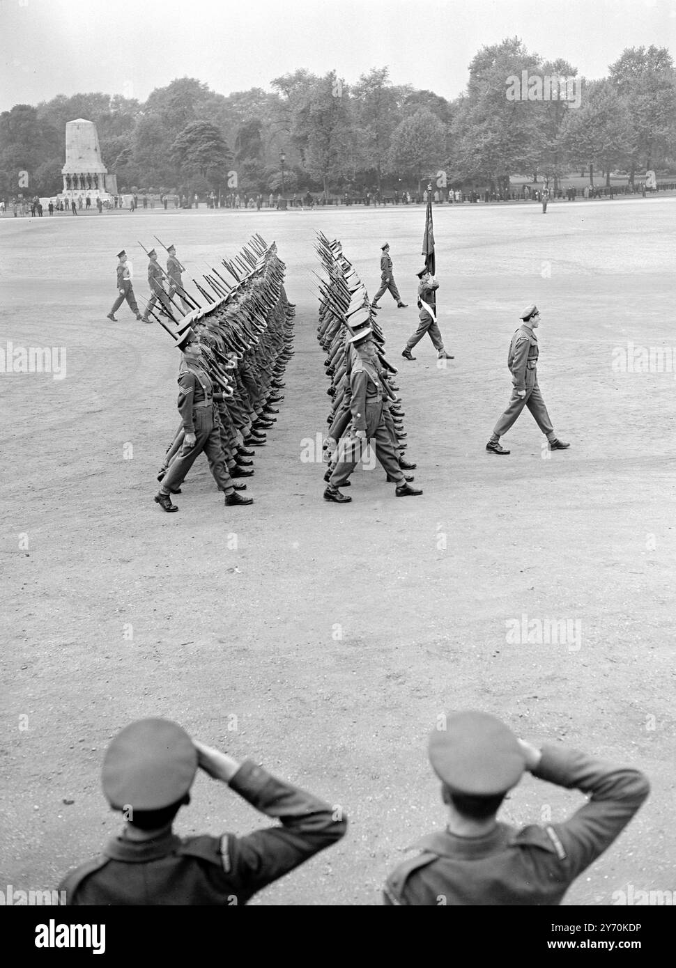 Die Farben sind das 1st Battalion der Irish Guards , das erstmals seit dem 20 . Januar 1947 am Buckingham Place ( London ) eine Wache aufgelegt hat . Sie sind kürzlich aus Nordafrika zurückgekehrt. Diese zeremonielle Parade fand in der Pferdewachtparade statt, bevor die Truppen die Wachposten im Palast aufstellten. 12. Mai 1949 Stockfoto