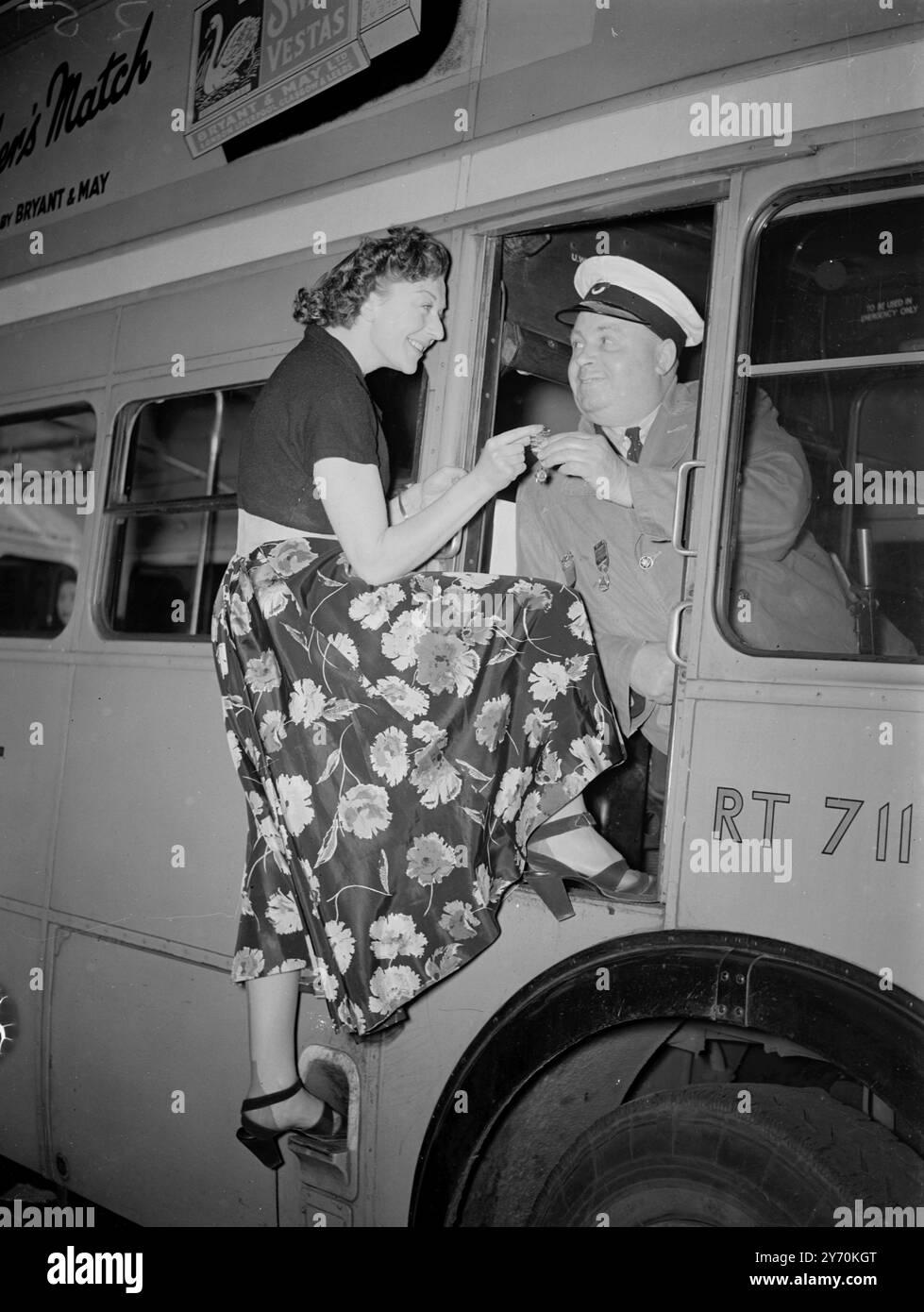 IN SICHERE HÄNDE ÜBERREICHT MR Eine Medaille, die 19 Jahre Fahrt ohne Unfall kennzeichnet. HERBERT BARNES aus Sudbury von der Film- und Radiodarstellerin MAUREEN RISCOE in Willesden, London. Frau Riscoe verteilte die Auszeichnungen " Safety First " an Busfahrer von London Transport , die an den Werkstätten Middle Row und Willesden angeschlossen waren . Miss Riscoe - von der Radiosendung " viel Bindung im Marsh " - ist auch in dem neuen Film " A Matter of Mord " enthalten . 28. April 1949 Stockfoto