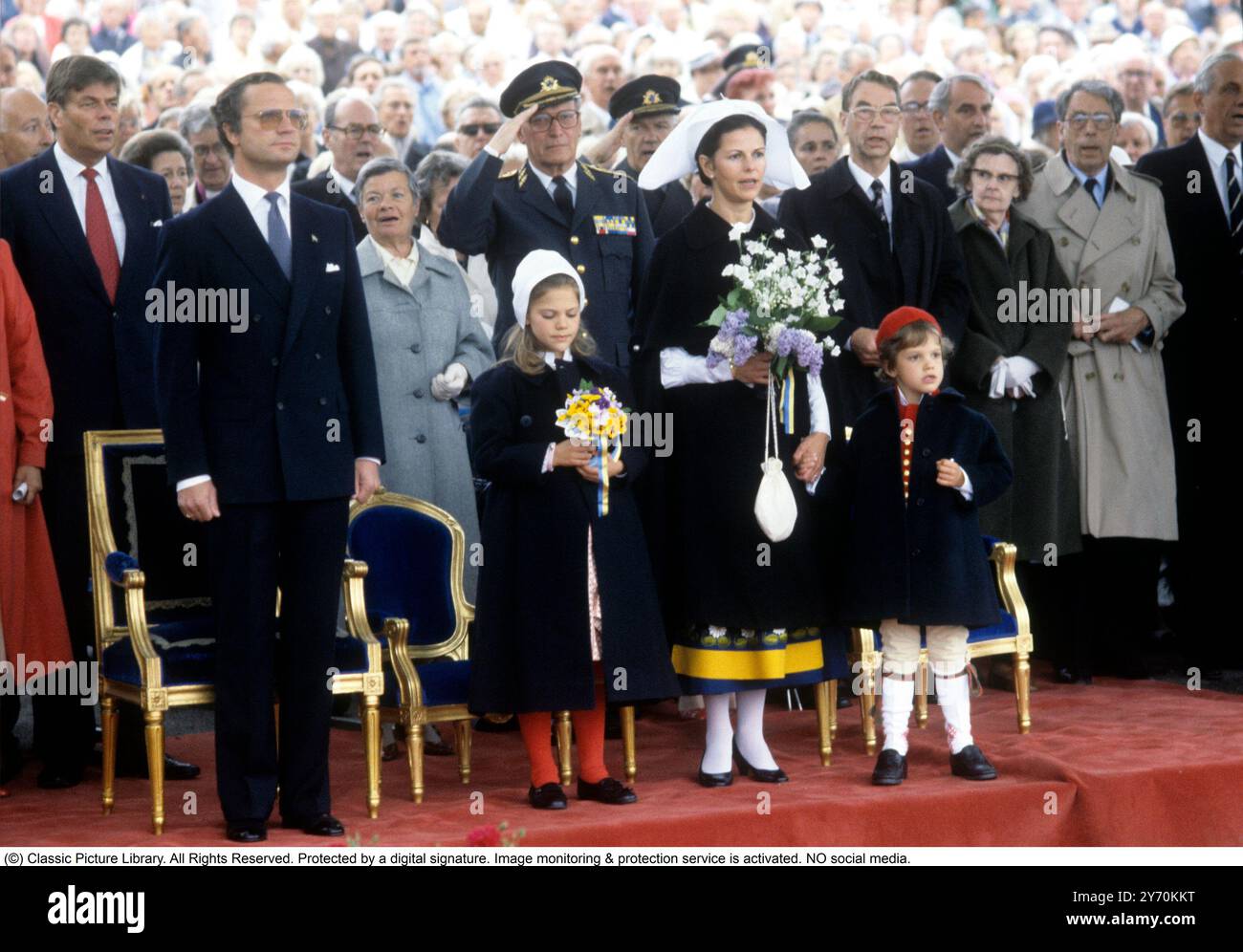 Carl XVI. Gustaf, König von Schweden. Geboren am 30. april 1946. König Carl XVI. Gustaf, Königin Silvia, ihre Kinder, Kronprinzessin Victoria, Prinz Carl Philip, feiert Schwedens Nationalfeiertag auf Skansen in Stockholm am 6. juni 1986. Stockfoto