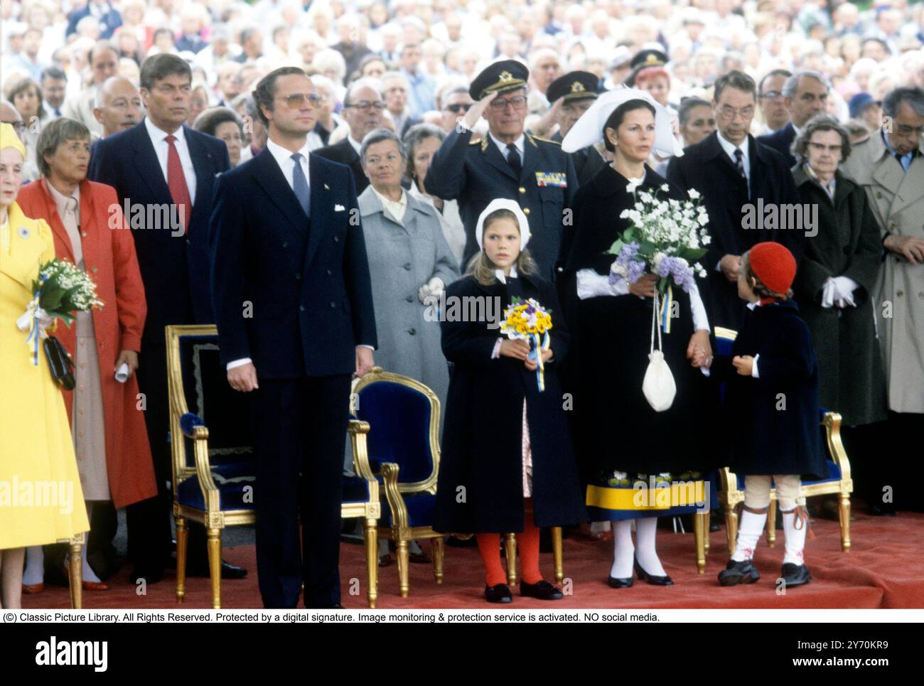 Carl XVI. Gustaf, König von Schweden. Geboren am 30. april 1946. König Carl XVI. Gustaf, Königin Silvia, ihre Kinder, Kronprinzessin Victoria, Prinz Carl Philip, feiert Schwedens Nationalfeiertag auf Skansen in Stockholm am 6. juni 1986. Stockfoto