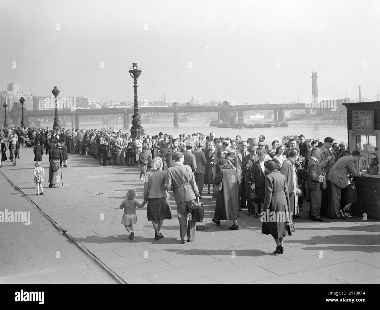 Hunderte von OSTERURLAUBERN reisten am Westminster Pier in London an, um an Bord von Sportbooten und Flussbussen für Fahrten flussaufwärts nach Richmond , Kew , Hampton Court und Windsor oder entlang der Themse nach Greenwich zu gehen . DAS BILD ZEIGT :- die lange Warteschlange, die an Bord von Flussbooten am Westminster Pier wartet . 15. April 1949 Stockfoto