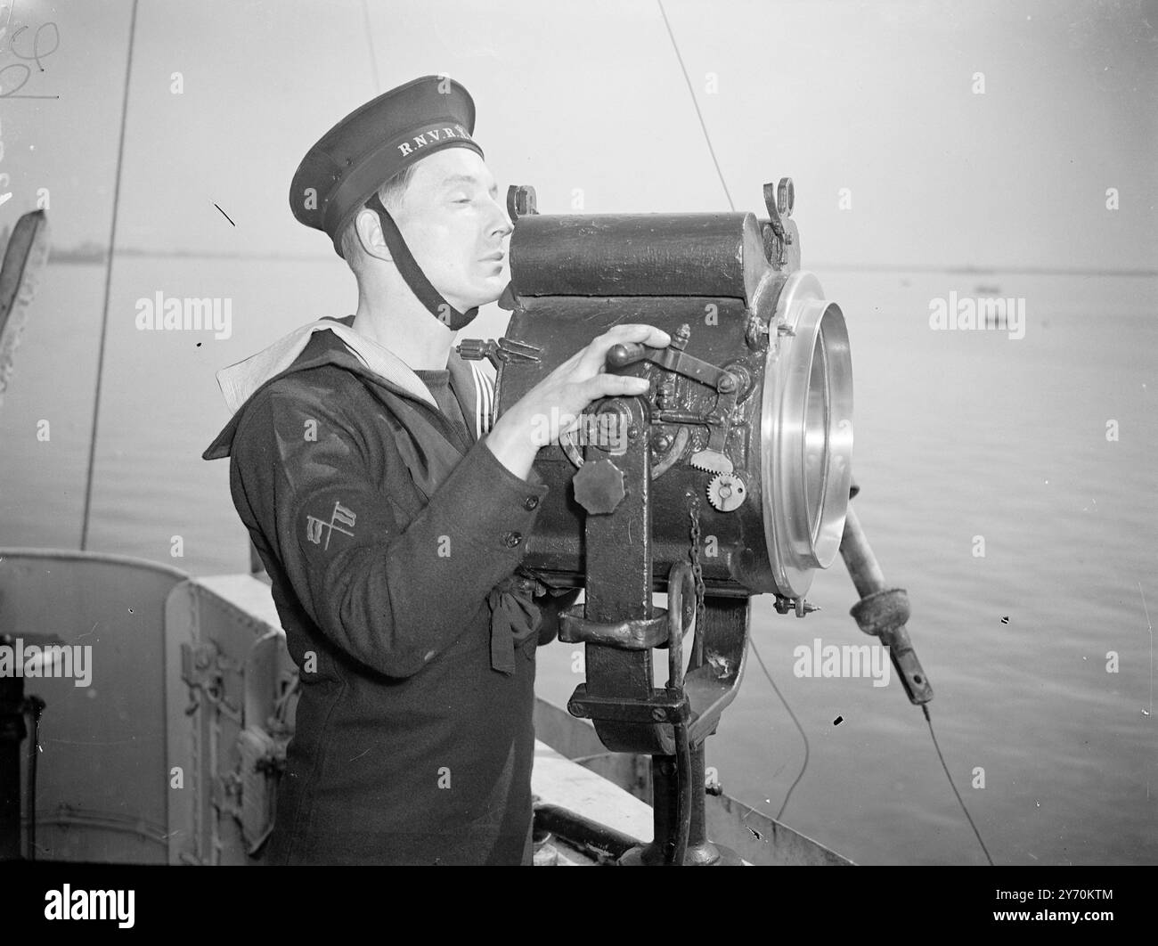 " DIE LUKE RUNTER " MIT TEILZEITSEGLERN . Acht Offiziere und 61 weitere Ränge der Royal Naval Volunteer Reserve ( Sussex , Severn und Solent Divisionen) nutzen Ostern als Gelegenheit, ihre "Seebein" zu finden. Die Teilzeitsegler sind auf einer viertägigen Kreuzfahrt von Portsmouth in H.M.S. Zodiac , adoptierter Zerstörer von Bury und Lancashire , und geben die Rum-Ration an Schiffskameraden und R.N.V.R. Gäste an Bord von " Zodiac " aus . 17. April 1949 Stockfoto