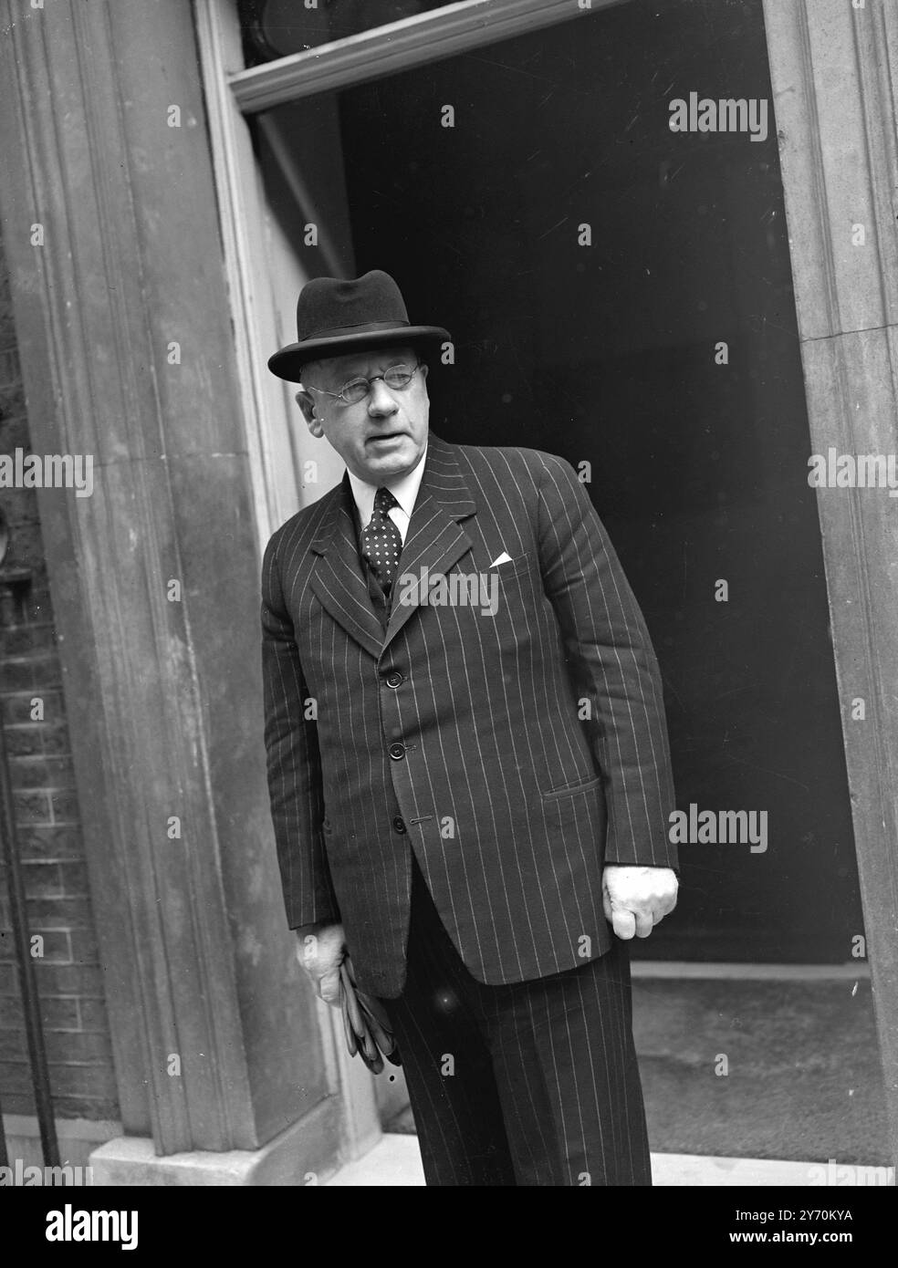 PANDIT NEHRU BEI PREMIER's SHERRY PART die Commonwealth-Staatsmänner, die zur Commonwealth-Konferenz nach London gekommen sind, trafen sich zum ersten Mal zusammen, als sie an einer Sherry-Partei teilnahmen, die von Mr. Mr. Gehalten wurde. Clement Attlee , britischer Premierminister , in der Downing Street , Nummer 10 . DAS BILD ZEIGT :- Herr PETER FRASER , der neuseeländische Premierminister , als er für die Partei in der Downing Street 10 ankam . 21. April 1949 Stockfoto