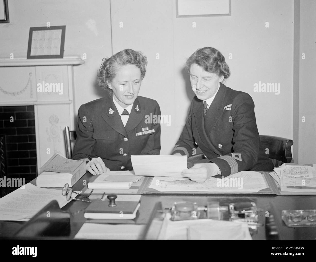 HÄNDE ÜBER DEN ATLANTIK Cordial Handschlag, als Miss JOCELYN WOOLCOMBE, Direktorin des britischen Royal Naval Service, ihre amerikanische „Gegenzahl“ begrüßt - Captain JOY BRIGHT HANCOCK, Chief of the WAVES, US-Äquivalent der W.R.N.S. - in Queen Anne's Mansion, London. Captain Hancock, der links auf dem Bild steht, ist hier, um britische Marineeinrichtungen zu besuchen und sich mit W.R.N.S auszutauschen, wie Miss Woolcombe. Sie ist 50 Jahre alt und diente im Ersten Weltkrieg. Es wird angenommen, dass Captain Hancock einige ihrer Mädchen veranlassen wird, Aufgaben im Londoner Hauptquartier zu übernehmen Stockfoto