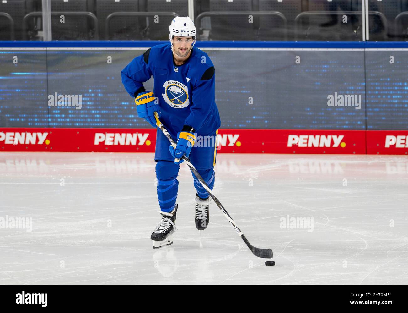 München, Deutschland. September 2024. Dennis Gilbert (Buffalo Sabres, Nr. 8). GER, Red Bull Muenchen/Buffalo Sabres, Eishockey, Morning Skate Sessions vor dem Grand Opening des SAP Garden, 27.09.2024. Foto: Eibner-Pressefoto/Franz feiner Credit: dpa/Alamy Live News Stockfoto