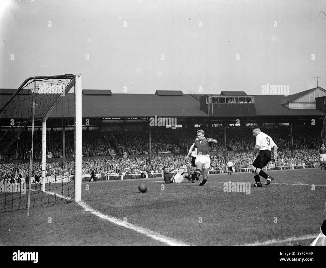 DERBY ERZIELTE BEI STAMFORD BRIDGE Stamps , Derby County Mittelstürmer , Treffer von steele , wobei Chelsea'a Torhüter Medhurst gut aus dem Tor geschossen war . Das Bild wurde während des Spiels Chelsea V Derby auf der Stamford Bridge aufgenommen. August 1949 Stockfoto