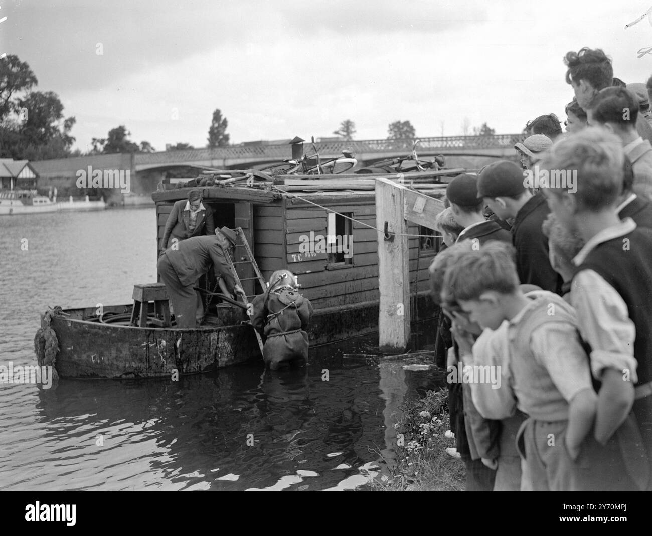 Der Taucher geht auf die Suche. August 1949 Stockfoto