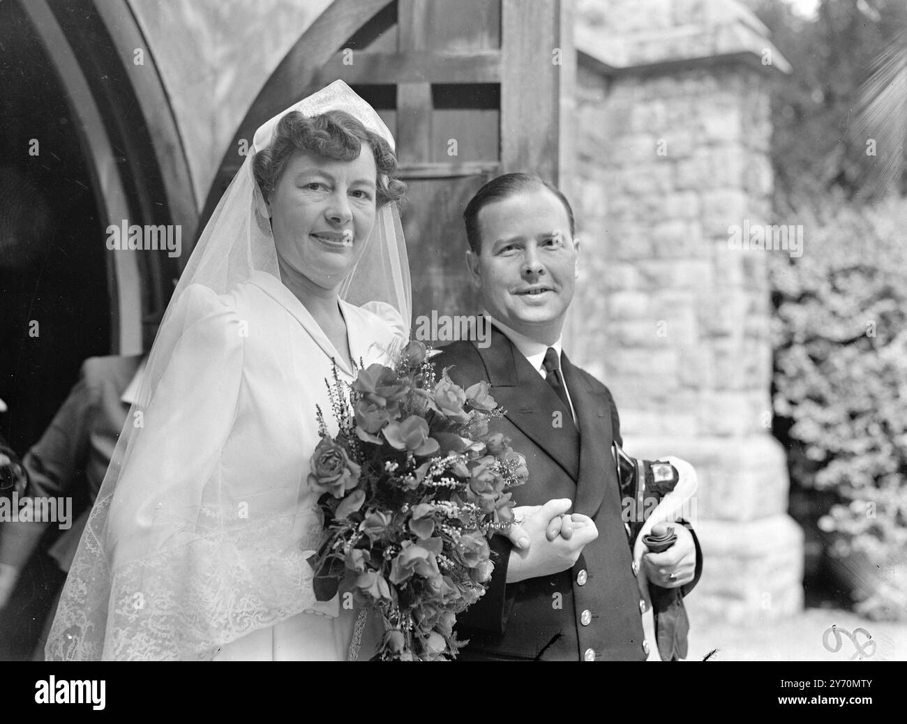 CRICKETFRAU VERMÄHLT DIE SCHWESTER VON ENGLAND, CAPTAIN MR. ROBERT B. Waller, Sohn von Dr.und Mrs.A.B.Waller aus East Kirkby, Nottinghamshire , der ein Touristenhändler bei der Orient Line ist, war mit Miss. Verheiratet Aileen Brown, Englands Cricketerin, heute in St. Margaret's Church, Putney Park Lane, London. Miss Brown traf Herrn Waller während der Reise nach Australien, als sie zu der englischen Cricket-Mannschaft gehörte, die vor einigen Monaten durch dieses Land tourte . Ihr Bruder F.R.Brown ist der Kapitän der Northants und Englands, und am Samstag im Oval führte er die Englands im vierten Testspiel gegen die Englands an Stockfoto