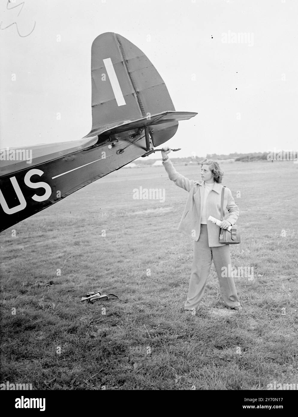 Miss Daphne C. Mellows, Mädchen-Pilotin aus Hatfield, hilft BEIM KING's CUP-RENNEN dabei, A.L. Coles Compo schnell auf die Landebahn für das King's Cup-Rennen am Flughafen Elmdon, Birmingham, zu bringen. Die 18-jährige Maschine war die älteste im Rennen, aber Mr. Cole hat sich für das Finale qualifiziert. Das King's Cup Rennen, das erstmals seit 1938 geflogen wurde, war ein Bestandteil des dreitägigen nationalen Luftrennens des Royal Aero Clubs. 30. Juli 1949 Stockfoto