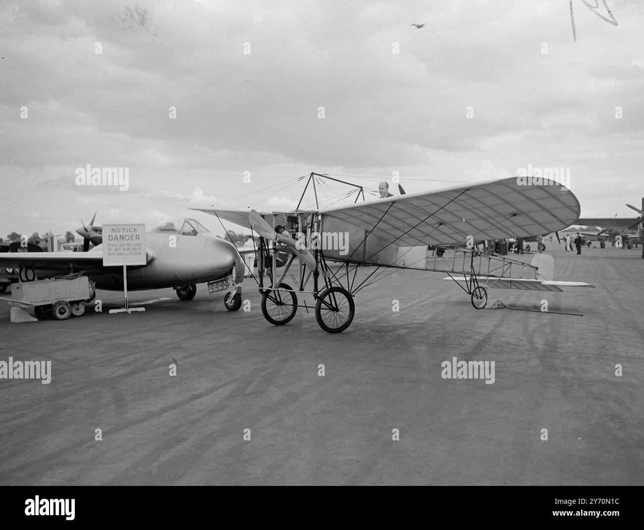 EINE SACHE führte ZUM ANDEREN die Jahre des Flugs am Flughafen Elmdon in Birmingham, wo diese kontrastierenden Flugzeuge zu denen gehören, die für die National Air Races des Royal Aero Clubs, die heute morgen und Montag stattfinden, zusammengebaut wurden. Auf der rechten Seite befindet sich ein 1909 Bleriot vom gleichen Typ wie das Flugzeug, das bei der ersten Überquerung des Ärmelkanals verwendet wurde. Im Cockpit ist Mr. L.A.Jackson, Ingenieur des Shuttleworth Trust, Besitzer der antiken Maschine. Daneben befindet sich ein Havilland Vampir III, eines der neuesten R.A.F.Flugzeuge. Es ist zu hoffen , dass der Bleriot während des Treffens geflogen wird . Juli 30, 19 Stockfoto