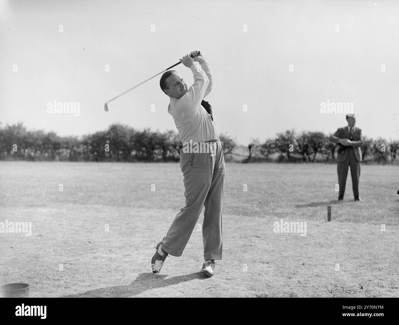 TOWER OF STRENGTH IM WALKER CUP TEAM Smooth Power wird in dieser Fahrt von S.M.McCready (Sunningdale) veranschaulicht, dem 31-jährigen Belfast Mann, der die britische Amateurmeisterschaft hält und jetzt in den Vereinigten Staaten mit dem britischen Team ist, das am Freitag und Samstag im Winged Foot Club in New York im Walker Cup Wettbewerb auf die Amerikaner trifft. Er hat viele gute Tribut als Golfer; seine Körperlichkeit (er ist 1,80 m groß und wiegt 14 Steine) entspricht seinem Können und er gilt als ein Spieler mit hervorragendem Mut, nicht um sich von einem schlechten Schuss aufregen zu lassen. McCready war 1947 in den Walker Cup Trials und wurde erneut bestätigt Stockfoto