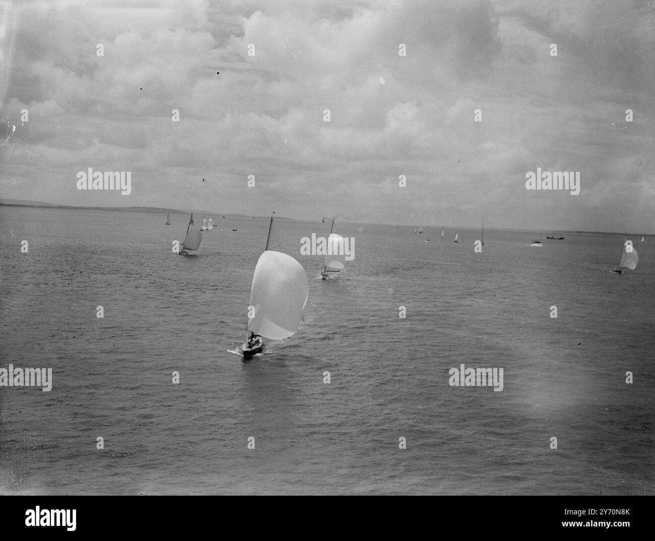 VOLLE SEGEL IM BRITISCH-AMERIKANISCHEN YACHTRENNEN-LUFTBILD. Ballonsegel internationaler 6-Meter-Yachten aus der Luft, als britische und amerikanische Teams am Solent vor Cowes teilnahmen, heute am ersten Rennen des vierten Spiels um den British American Cup (dritte Serie). Das Spiel wird von der ersten Mannschaft gewonnen, die vier Rennen gewonnen hat. Amerika gewann die drei vorherigen Spiele der aktuellen Serie (1934, 1936 und 1938), und der Sieg im aktuellen Spiel brachte ihnen den Pokal. Juli 1949 Stockfoto