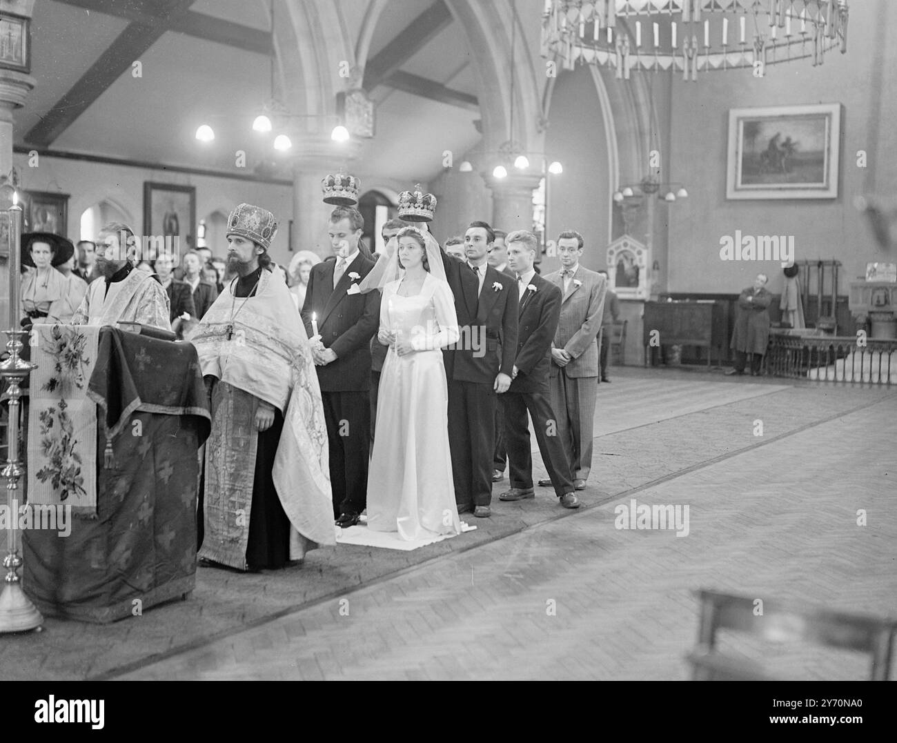 Zwei Mitglieder des Balletts Covent Garden, Alexander Rodzianko und Anna Cheselka, heirateten heute in der Russisch-Orthodoxen Kirche, Buckingham Palace Road, London. Es war die zweite Hochzeit, die erste Zeremonie fand am Freitag in der Caxton Hall statt. Sowohl Braut als auch Bräutigam russischer Abstammung, obwohl Anna, 20 Jahre alt, in New York geboren wurde und ihr 27-jähriger Ehemann in Berlin geboren wurde. Sie trafen sich letztes Jahr in Monte Carlo. Juli 1949 Stockfoto