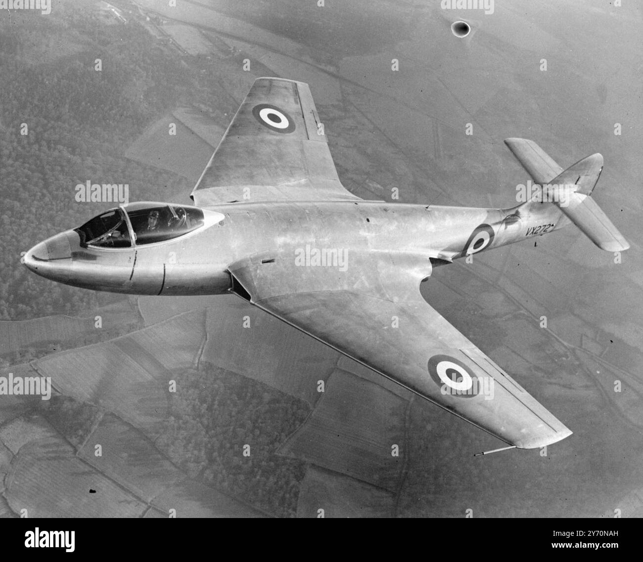 GROSSBRITANNIENS NEUESTER JET-JÄGER Ein eindrucksvolles Bild von Großbritanniens neustem experimentellen Jet-Jäger, Hawker, S.1052, das entwickelt und gebaut wurde, um genaue aerodynamische Messungen bei Geschwindigkeiten zu erhalten, die sich denen des Schalls nähern. Rückwärts geschwungene Flügel in einem Winkel von 35° zeichnen dieses neue Flugzeug aus, das einen Rumpf hat, der dem früheren Hawker-Jäger, der P.1040, ähnlich ist. Er wird von einem Rolls-Royce ' Nene' Motor angetrieben. Die Leistungsdetails sind immer noch geheim . Juli 1949 Stockfoto GROSSBRITANNIENS NEUESTER JET-JÄGER Ein eindrucksvolles Bild von Großbritanniens neustem experimentellen Jet-Jäger, Hawker, S.1052, das entwickelt und gebaut wurde, um genaue aerodynamische Messungen bei Geschwindigkeiten zu erhalten, die sich denen des Schalls nähern. Rückwärts geschwungene Flügel in einem Winkel von 35° zeichnen dieses neue Flugzeug aus, das einen Rumpf hat, der dem früheren Hawker-Jäger, der P.1040, ähnlich ist. Er wird von einem Rolls-Royce ' Nene' Motor angetrieben. Die Leistungsdetails sind immer noch geheim . Juli 1949 Stockfoto
