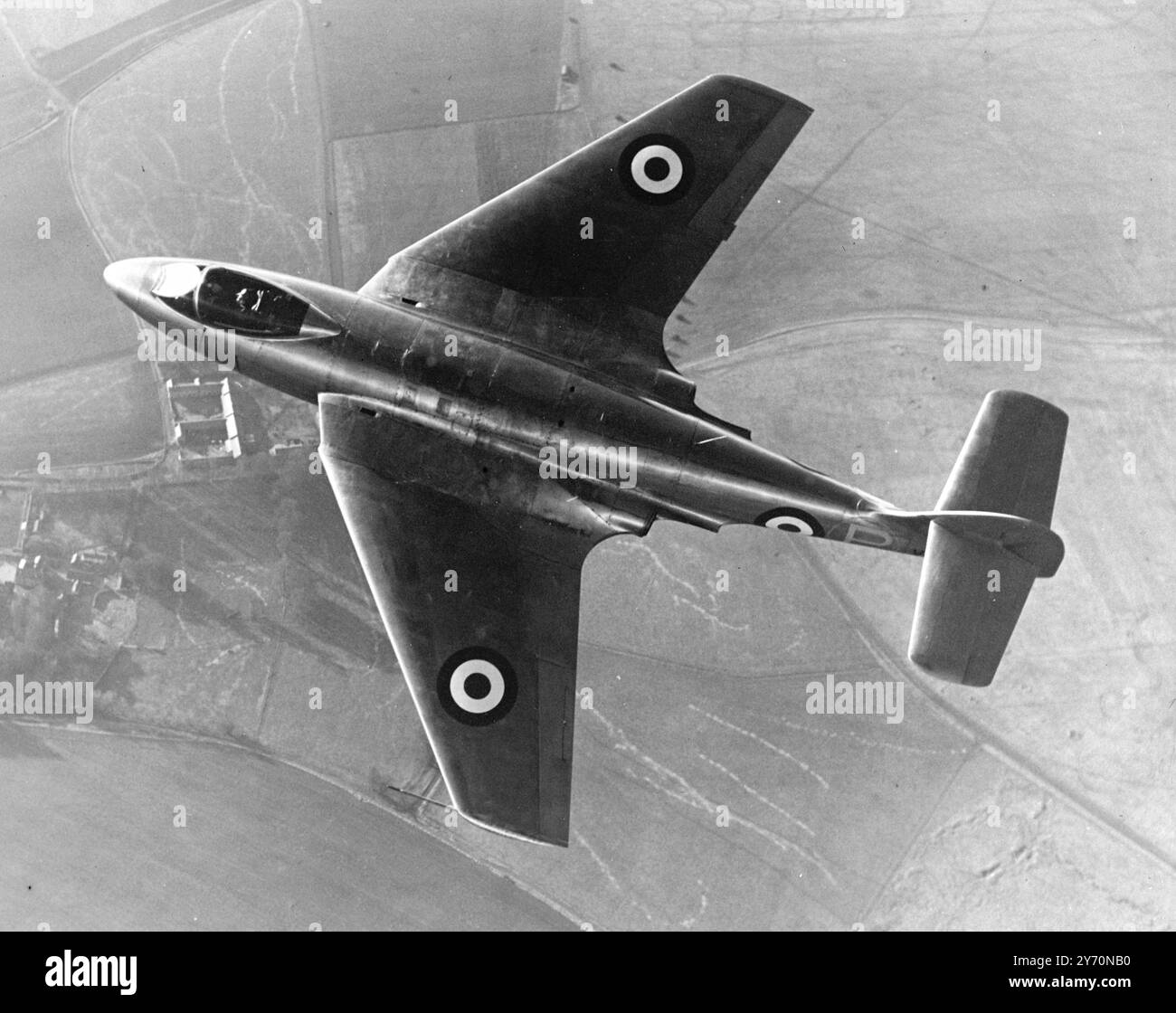 GROSSBRITANNIENS NEUESTER JET-JÄGER Ein eindrucksvolles Bild von Großbritanniens neustem experimentellen Jet-Jäger, Hawker, S.1052, das entwickelt und gebaut wurde, um genaue aerodynamische Messungen bei Geschwindigkeiten zu erhalten, die sich denen des Schalls nähern. Rückwärts geschwungene Flügel in einem Winkel von 35° zeichnen dieses neue Flugzeug aus, das einen Rumpf hat, der dem früheren Hawker-Jäger, der P.1040, ähnlich ist. Er wird von einem Rolls-Royce ' Nene' Motor angetrieben. Die Leistungsdetails sind immer noch geheim . Juli 1949 Stockfoto GROSSBRITANNIENS NEUESTER JET-JÄGER Ein eindrucksvolles Bild von Großbritanniens neustem experimentellen Jet-Jäger, Hawker, S.1052, das entwickelt und gebaut wurde, um genaue aerodynamische Messungen bei Geschwindigkeiten zu erhalten, die sich denen des Schalls nähern. Rückwärts geschwungene Flügel in einem Winkel von 35° zeichnen dieses neue Flugzeug aus, das einen Rumpf hat, der dem früheren Hawker-Jäger, der P.1040, ähnlich ist. Er wird von einem Rolls-Royce ' Nene' Motor angetrieben. Die Leistungsdetails sind immer noch geheim . Juli 1949 Stockfoto