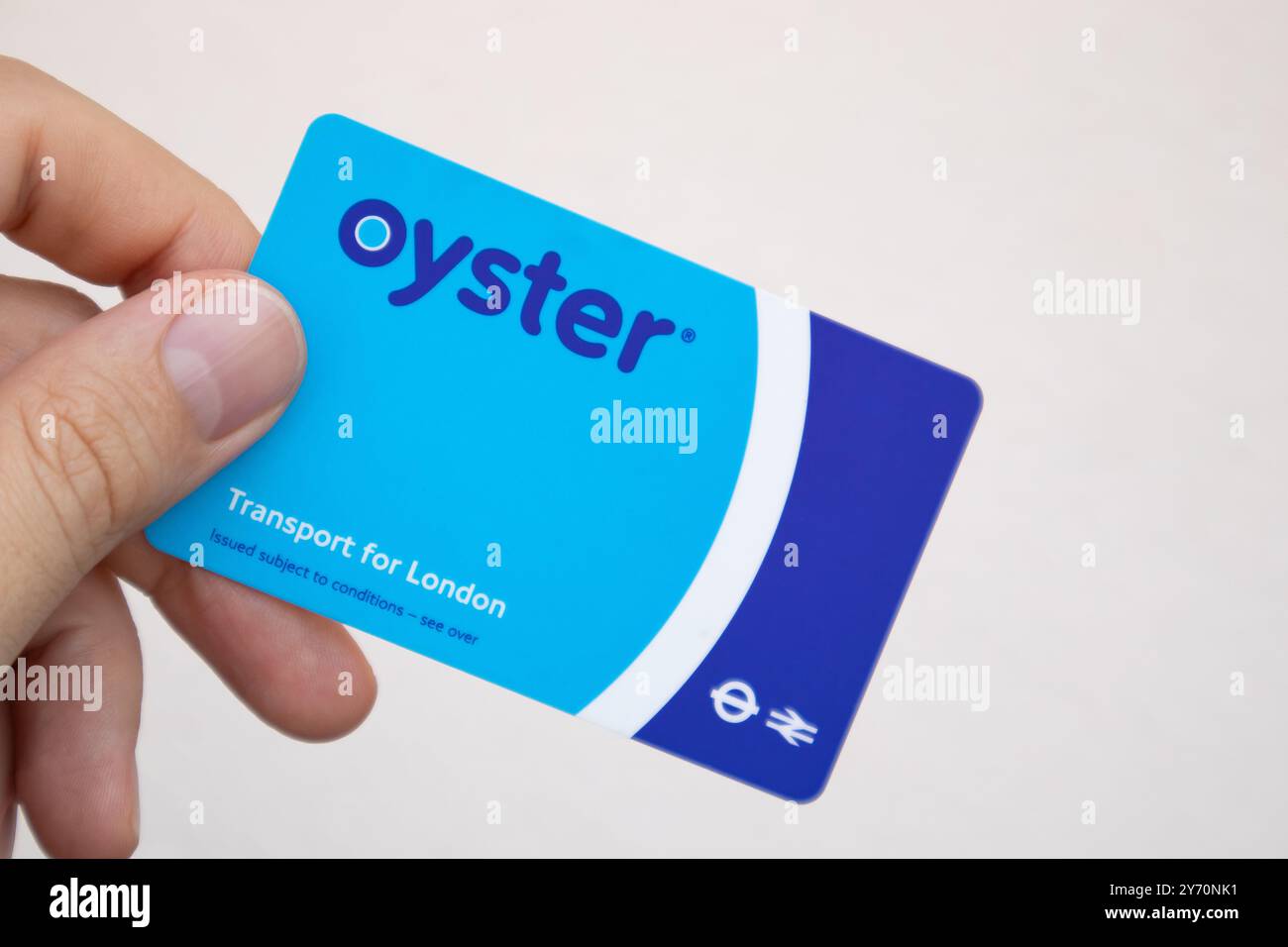 London, Vereinigtes Königreich - 20. September 2024: London Transportkarte „Oyster“ in der Hand Stockfoto