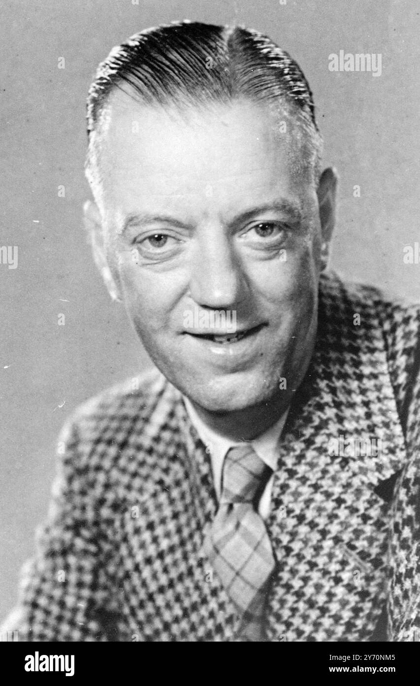 Thomas Clarke , ein Machanic in der Potters Bar London Transport Garage , ist der einzige Londoner Busman Bachelor of Arts . Vor kurzem nahm er einen Ehrenabschluss in Volkswirtschaftslehre , Politikwissenschaft und Philosophie an und erwarb seinen B.S. mit Auszeichnung an der St . Catherine's College , Oxford . Finanzielle Hilfe leisteten die L.C.C. und die Transport and General Workers ' Union während seiner Zeit in Oxford . 1946 erwarb er auch das oxford Diplom in Wirtschaft und Politikwissenschaft am Ruskin College. Er ist verheiratet und hat eine kleine Tochter . DAS BILD ZEIGT: THOMAS CLARKE, der Londo Stockfoto