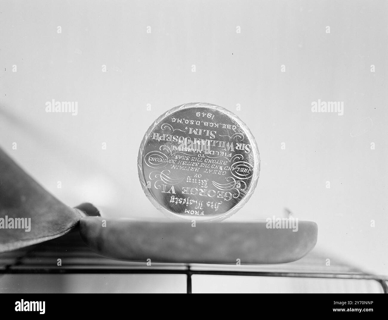 DER KÖNIG ÜBERGIBT C.I.G.S. SEINEN BATON The King at Buckingham Palace, den er im Publikum empfangen hat Feldmarschall Sir WILLIAM SLIM , Chef des kaiserlichen Generalstabs , dem er seinen Stab als Feldmarschall übergab . DAS BILD ZEIGT: Die Inschrift auf der Basis des Stabes, die der König dem Feldmarschall SIR WILLIAM SLIM, C.I.G.S. übergab. Juli 1949 Stockfoto