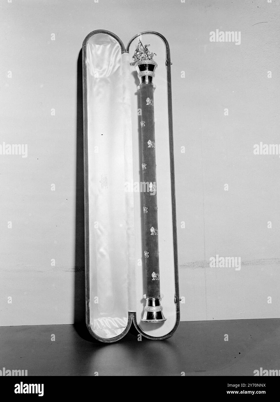 DER KÖNIG ÜBERGIBT C.I.G.S. SEINEN BATON The King at Buckingham Palace, den er im Publikum empfangen hat Feldmarschall Sir WILLIAM SLIM , Chef des kaiserlichen Generalstabs , dem er seinen Stab als Feldmarschall übergab . DAS BILD ZEIGT: Field - Marschall Sir William SLIMS Stab , in seinem Fall , den er heute vom König erhielt . Juli 1949 Stockfoto