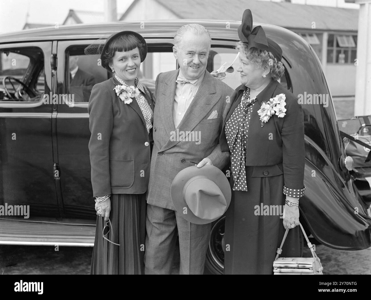Als Mr. Roy Howard, Präsident der Scripts-Howard-Kette amerikanischer Zeitungen, heute in einem panamerikanischen Stratokruiser aus New York am Flughafen London ankam, sagte er, Scripps-Howard habe Großbritannien immer unterstützt. Sie unterstützen Marshall Aid. Kommentiert eine Reihe von Artikeln, die hier veröffentlicht wurden, geschrieben von Mr.E.T. Leech, Scripps- Howard Chefredakteur, Mr. Howard sagte: "Ich bin im Urlaub. Es ist reiner Zufall, dass ich zu dieser Zeit hier bin. Mr. Leach kam rüber, um einen Bericht für mich zu machen. Er hat es wirklich sehr gut gemacht. Die Artikel sind faktisch Stockfoto