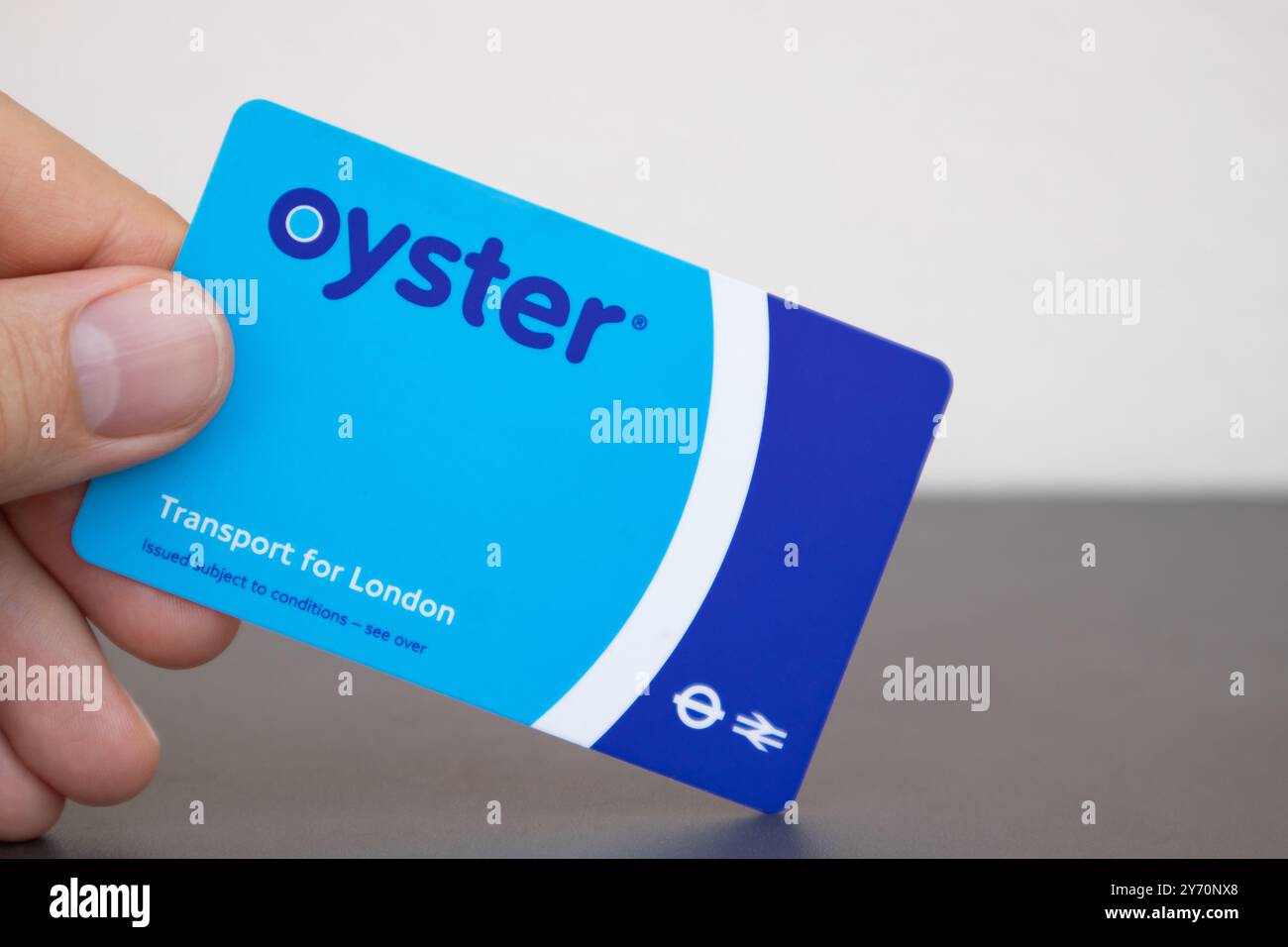 London, Vereinigtes Königreich - 20. September 2024: London Transportkarte „Oyster“ in der Hand Stockfoto