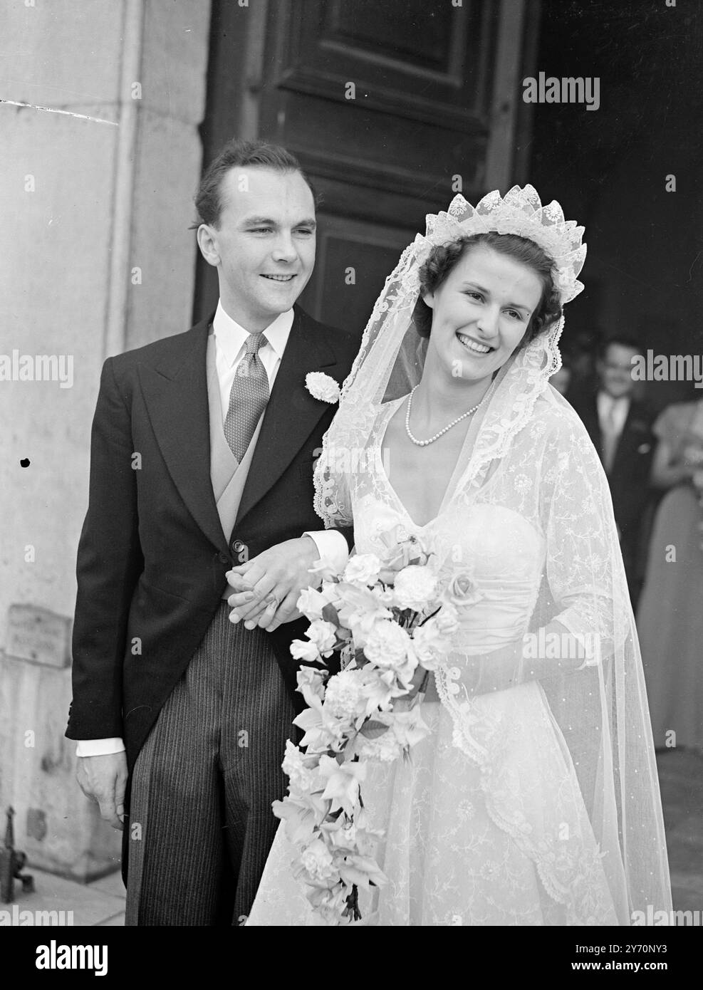 Eine CHELSEA BRAUT Chelsea Rentner nahmen heute an der Hochzeit in der Kapelle des Königlichen Krankenhauses in Chelsea von Herrn . DONALD DERRICK, ein Mayfair Zahnarzt, und Miss PAT LAMBOURN. Der Bräutigam , ein kanadischer Ex-Marineoffizier , der sich in Chelsea niedergelassen hat , und seine Braut wollte eine echte Hochzeit in Chelsea , zahlte 325 für eine Sonderlizenz des Erzbischofs von Canterbury , in der Kapelle zu heiraten , da diese normalerweise nicht für Hochzeiten zugelassen ist . Der Empfang fand anschließend in einem Chelsea Studio statt. DAS BILD ZEIGT:- die Braut und der Bräutigam verlassen die Kapelle des Königlichen Krankenhauses, Chel Stockfoto
