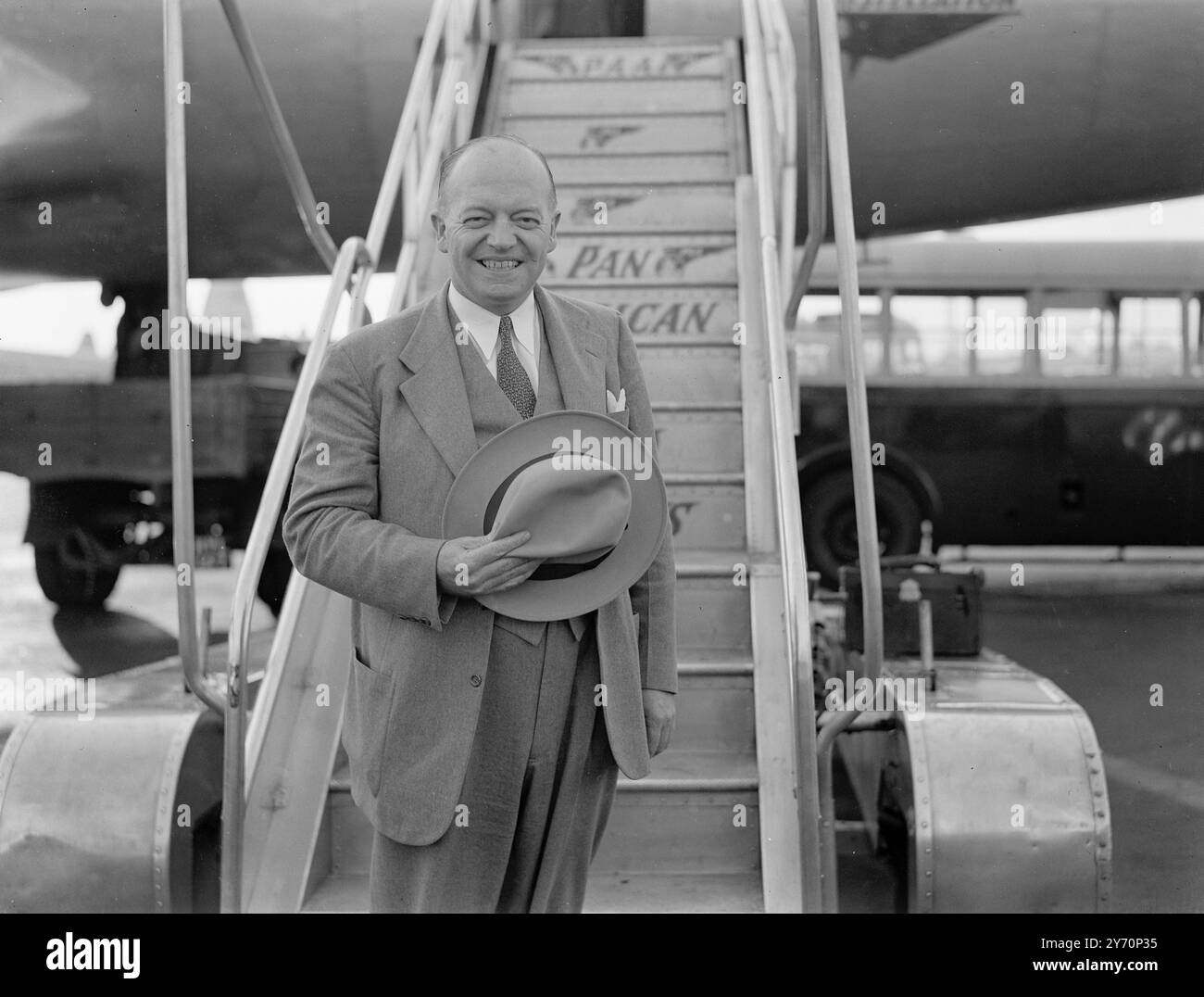 HIER, UM MEHR ÜBER UNSER GESUNDHEITSSYSTEM ZU ERFAHREN, das auf seiner Ankunft am Flughafen London heute von Pan American Clipper aus New York ist Mr.. Harold Stasson, Präsident der University of Pennsylvania, der hier ist, um das britische National Health Scheme zu studieren. 12. September 1949 Stockfoto