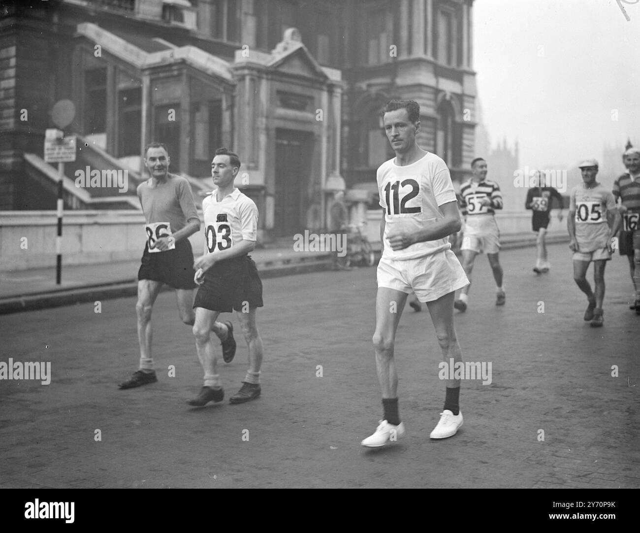 50-MILE WALK - John McLaren, 27-jähriger kanadischer Schauspieler, gehörte zu mehr als 100 Teilnehmern, die heute um 7 UHR MORGENS in Big Ben, London, in der jährlichen 50-Mile-Tour ihres Surrey Walking-Clubs von London nach Brighton starteten. Als einziger Kanadier, der in der 24-jährigen Geschichte in das Rennen eintrat, wurde sein Name von einem Freund als Witz eingetragen. Herr McLaren, der in mehreren Filmen und in Radio- und Bühnenstücken aufgetreten ist, ist nie zuvor mehr als 16 Meilen in Vancouver gelaufen. Geboren, kam er 1940 mit den kanadischen Truppen nach England und wie das Land so sehr, dass er sich hier niederließ. ABBILDUNG S Stockfoto