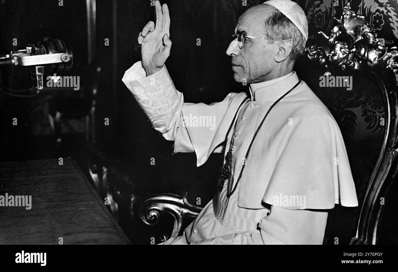 PAPST SPRICHT IM RADIO ABSCHLUSSSITZUNG DES INTERNATIONALEN MARIENKONGRESSES IN BARCELONA FOTOSHOWS: Papst Pius XII. Sah, als er im Radio aus Rom die Abschlusssitzung des ersten Internationalen Marienkongresses in Barcelona Spanien ansprach. 11. Dezember 1947 Stockfoto