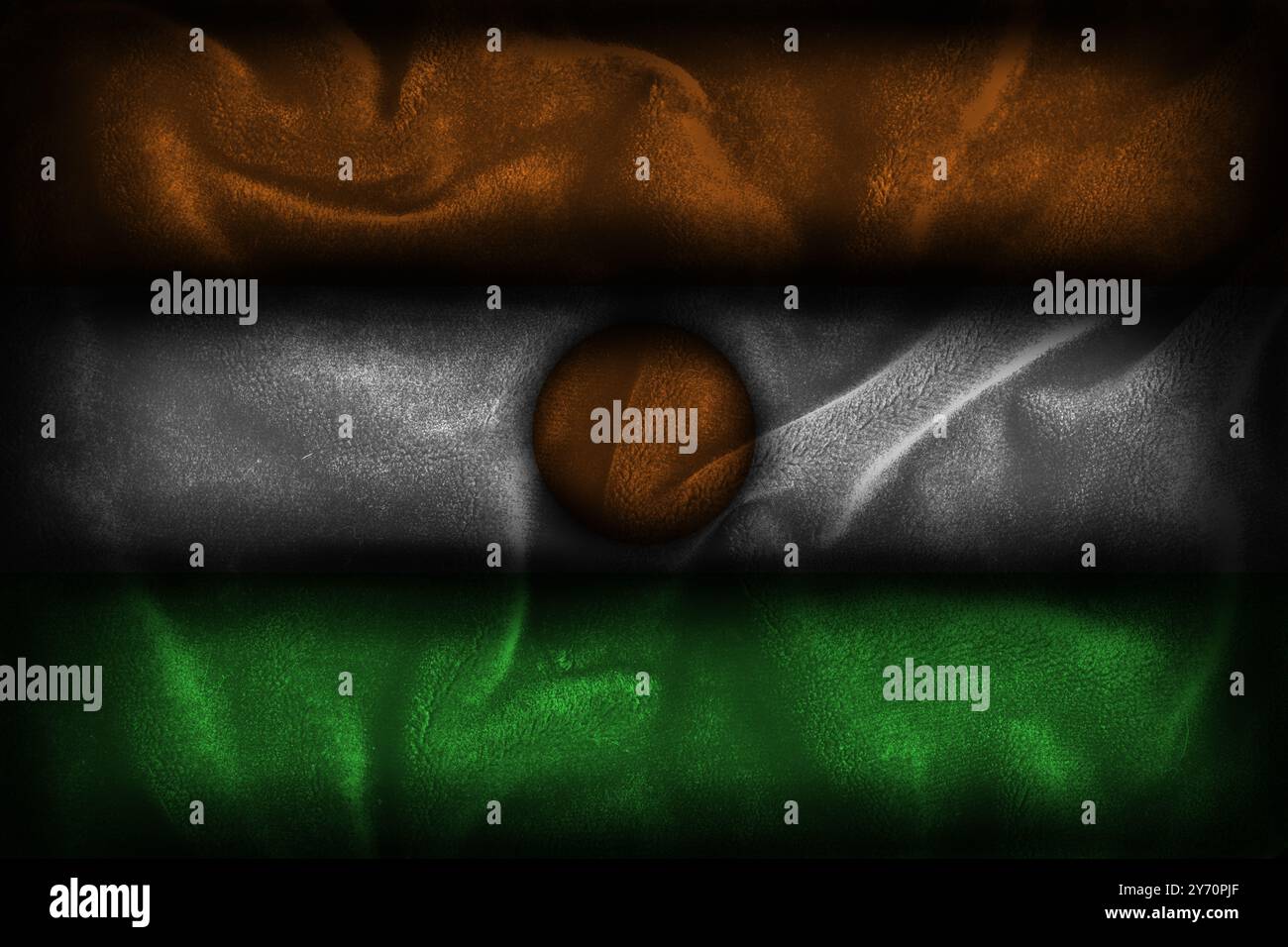 Abbildung der Flagge Nigeriens (die Farben von Niger - Orange weiß Grün) mit dunklem texturiertem Stoffhintergrund Stockfoto