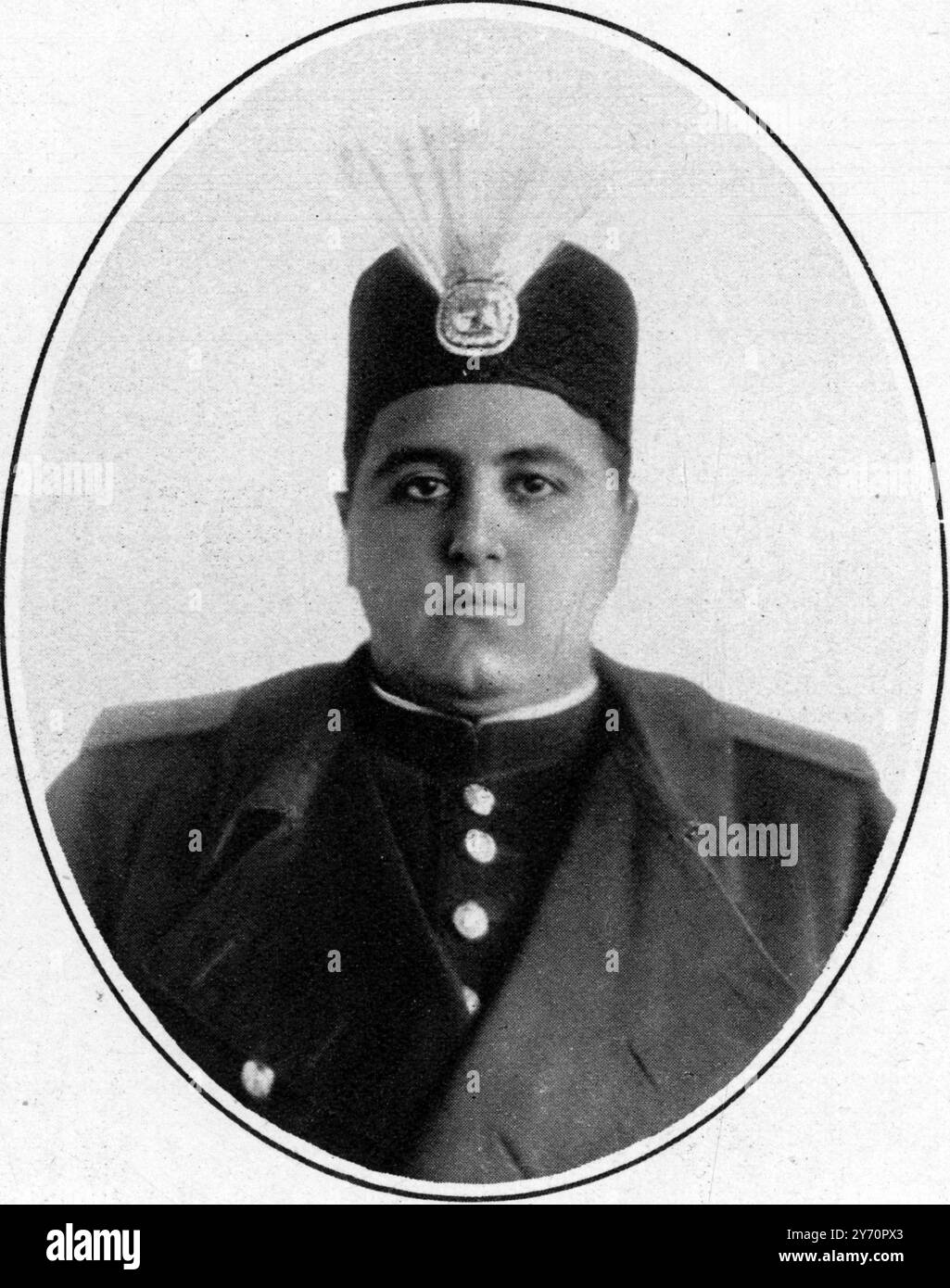 Das persische Parlament oder Mejliss verkündete am 31 . Oktober 1925 die Absetzung der Kajar-Dynastie und übertrug dem Premierminister Riza Khan Pahlevi die vorübergehende Macht , bis eine endgültige Form der konstitutionellen Regierung geschaffen wurde . Der Schah , der sich in Paris aufhält , ist seit November 1923 im Ausland . Riza Khan hatte eine romantische Karriere. Er wurde während des Krieges von General Ironside als Kommandant der britischen Streitkräfte im Nordwesten Persiens ausgewählt , um die persische Armee zu organisieren , eine Aufgabe , die er effektiv erfüllte . 1921, nach einem Staatsstreich, übernahm er sein Amt Stockfoto