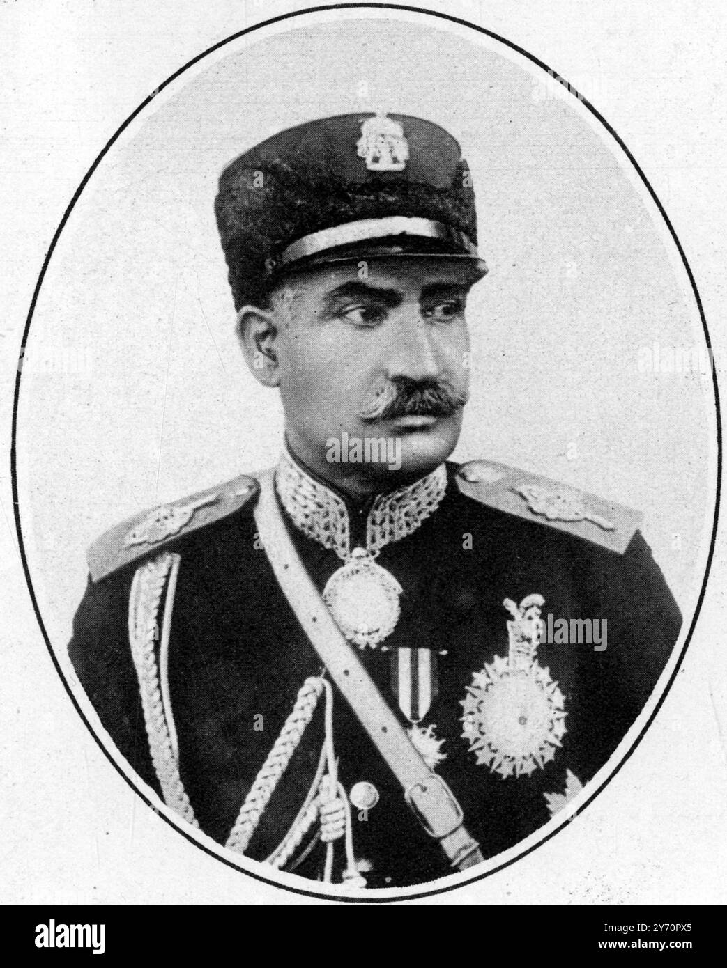Das persische Parlament oder Mejliss verkündete am 31 . Oktober 1925 die Absetzung der Kajar-Dynastie und übertrug dem Premierminister Riza Khan Pahlevi die vorübergehende Macht , bis eine endgültige Form der konstitutionellen Regierung geschaffen wurde . Der Schah , der sich in Paris aufhält , ist seit November 1923 im Ausland . Riza Khan hatte eine romantische Karriere. Er wurde während des Krieges von General Ironside als Kommandant der britischen Streitkräfte im Nordwesten Persiens ausgewählt , um die persische Armee zu organisieren , eine Aufgabe , die er effektiv erfüllte . 1921, nach einem Staatsstreich, übernahm er sein Amt Stockfoto