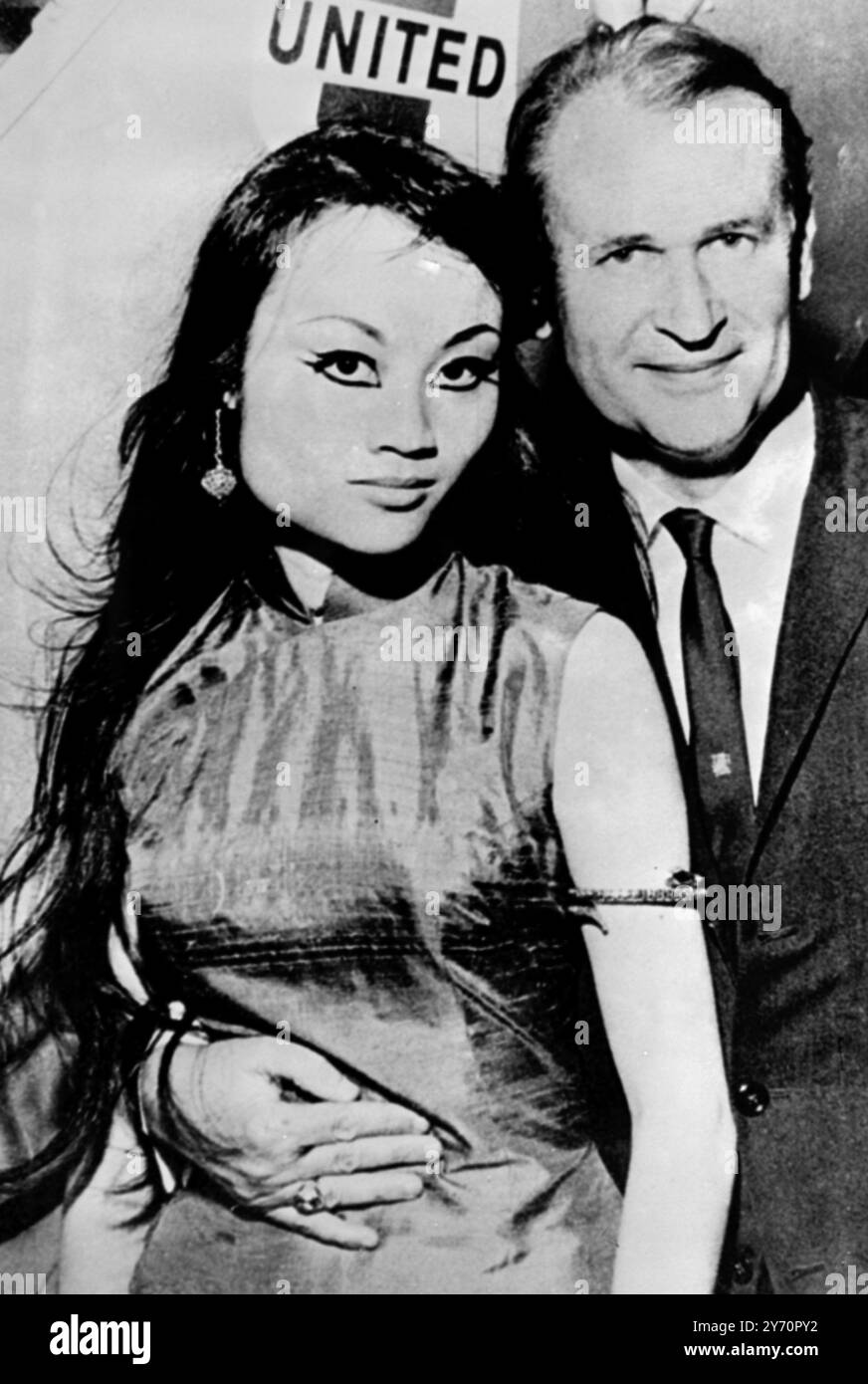 Ölmillionär heiratet - Honolulu: Ölmillionär Dr. Wendell Phillips, 46, und Shirley SG Au, 18, Tochter eines Werftarbeiters in Honolulu, fotografiert vor ihrer Heirat am 14. September 1968. Phillips, Wirtschaftsberater des Sultans des ölreichen arabischen Staates Oman, soll 120 Millionen Dollar Wert sein. Miss Au, Absolventin einer Highschool in Honolulu, ist seit ihrem 16. Lebensjahr mit Mr. Phillips zusammen. 17. September 1968 Stockfoto