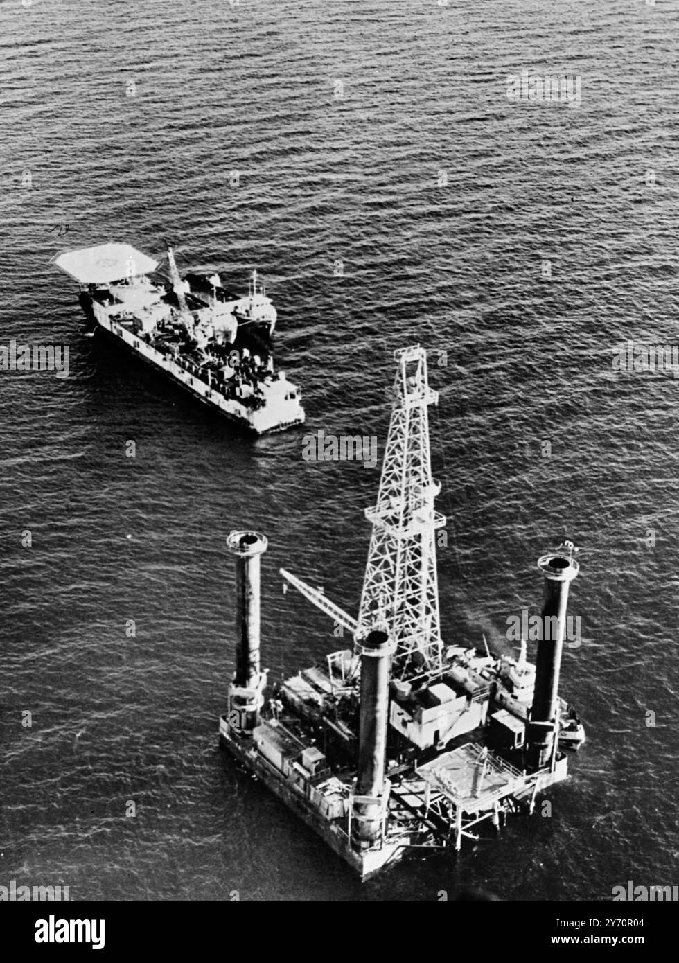 Alexandria, U A R - Öl wurde in der westlichen Wüste gefunden. Die Phillips Oil Company hat einen Angriff von einem gut gelegen, etwa 20 km südlich von El Alamein. Das Öl wurde in einer Tiefe von 8.300 Fuß gefunden und fließt mit einer Geschwindigkeit von etwa 60 Barrel pro Stunde. 8. Dezember 1966 Stockfoto