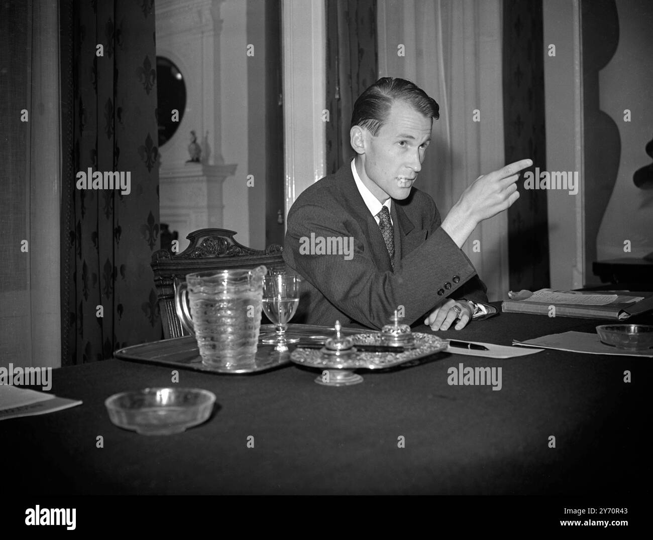 Zurück in London, nach der Suche nach der Stadt der Königin von Sheba in Südarabien, hält Expeditionsleiter Wendell Phillips eine Pressekonferenz. August 1951 Stockfoto