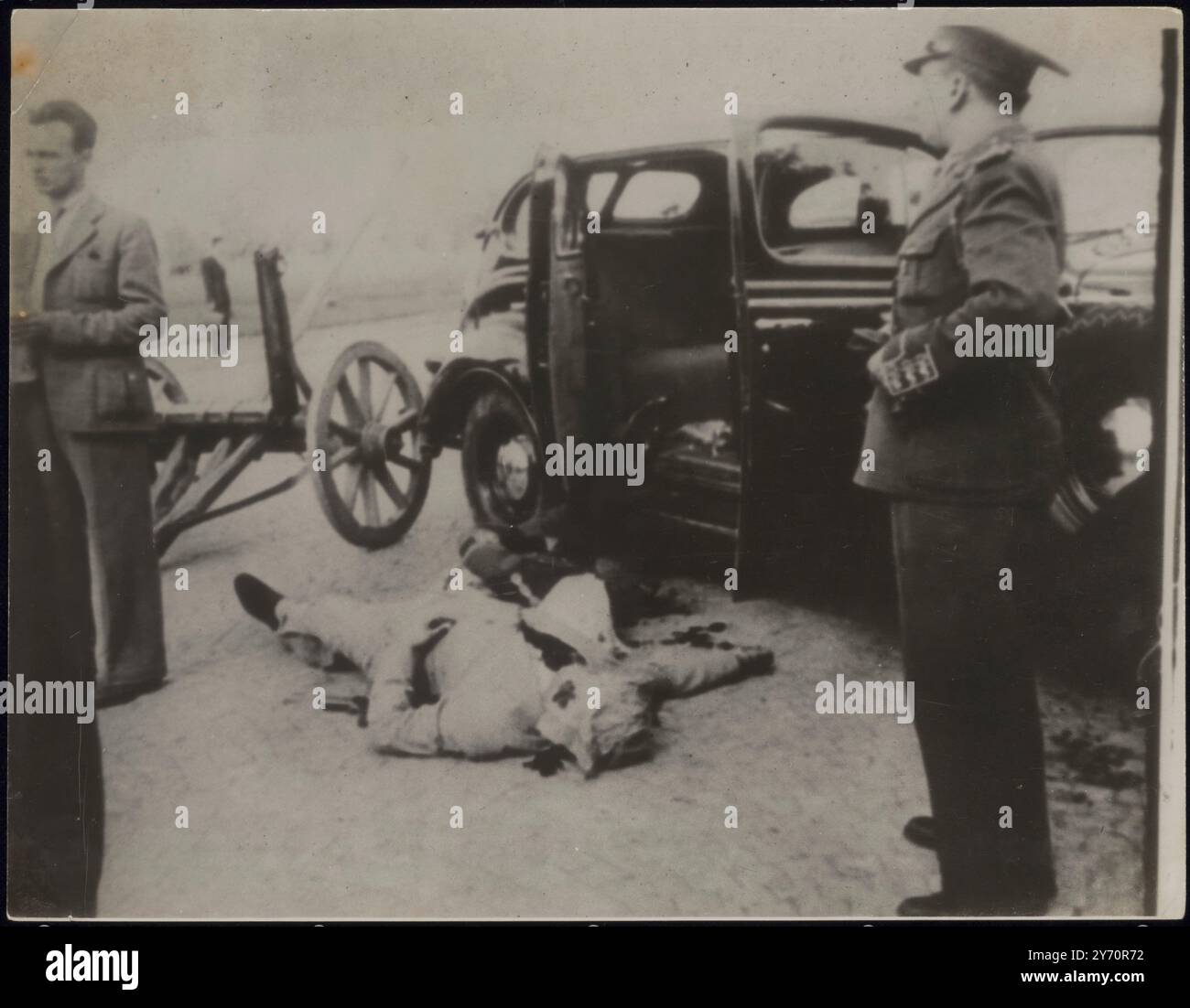 RUMÄNISCHER PREMIER AUF DER STRASSE VON TERRORISTEN DER EISERNEN GARDE ERMORDET. FOTO ZEIGT: Die Leiche von M. Armand Calinescu, dem rumänischen Premierminister, liegt in der Bukarester Straße, wo er von den faschistischen Terroristen der Eisernen Garde erschossen wurde. Das Auto des Premier befindet sich rechts und links ist der Wagen zu sehen, mit dem die Terroristen das Auto zum Stillstand brachten. Als sie gefangen genommen wurden, wurden die Terroristen an den Tatort zurückgebracht und hingerichtet. 29. September 1939 Stockfoto