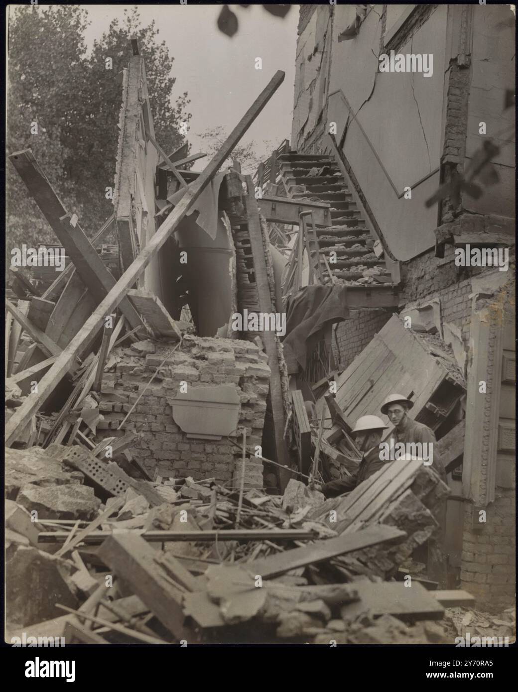 ARZT UND FAMILIE ZOGEN AUS, NACHDEM SIE "SCHLÄGE" GEHÖRT HATTEN - HAUS DURCH VERZÖGERTE BOMBE ZERSTÖRT. Ein lauter Schlag gegen Mitternacht - in einer weiteren Nacht, in der die Nazis willkürlich die Gegend von London bombardierten - schlossen sich ein Arzt und seine Familie einem anderen Arzt in seinem Haus nebenan an an. Um 6 Uhr morgens wurde das erste Arzthaus durch die Explosion einer verzögerten Bombe zerstört. Weder er noch seine Familie wurden verletzt. FOTO ZEIGT: Die Ruinen des Arzthauses. 10. September 1940 ZENSUR Nr. 67915/21 Stockfoto