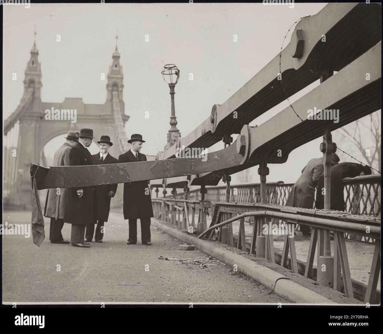 IRA-BOMBEN EXPLODIEREN AUF Einer LONDONER BRIDGETwo-Bombe, die in den frühen Morgenstunden auf der Hammersmith Bridge in London explodierten, verursachten schwere Schäden an der Brücke und zerstörten tausende Fenster in Gebäuden auf einem weiten Gebiet. Die Explosionen ereigneten sich unmittelbar nach der Überquerung des Lastwagens über die Brücke. An einem Teil der Brücke wurden Fußweg und Attika gesprengt. Anderswo wurden Stahlträger verdreht, Stahlketten zertrümmert und Lampenstandards zerstört. Offiziere der Scotland Yard's Special Branch kamen, um Ermittlungen durchzuführen, und zwei Männer wurden später zur Vernehmung festgenommen. Die Explosionen sind glaubhaft Stockfoto