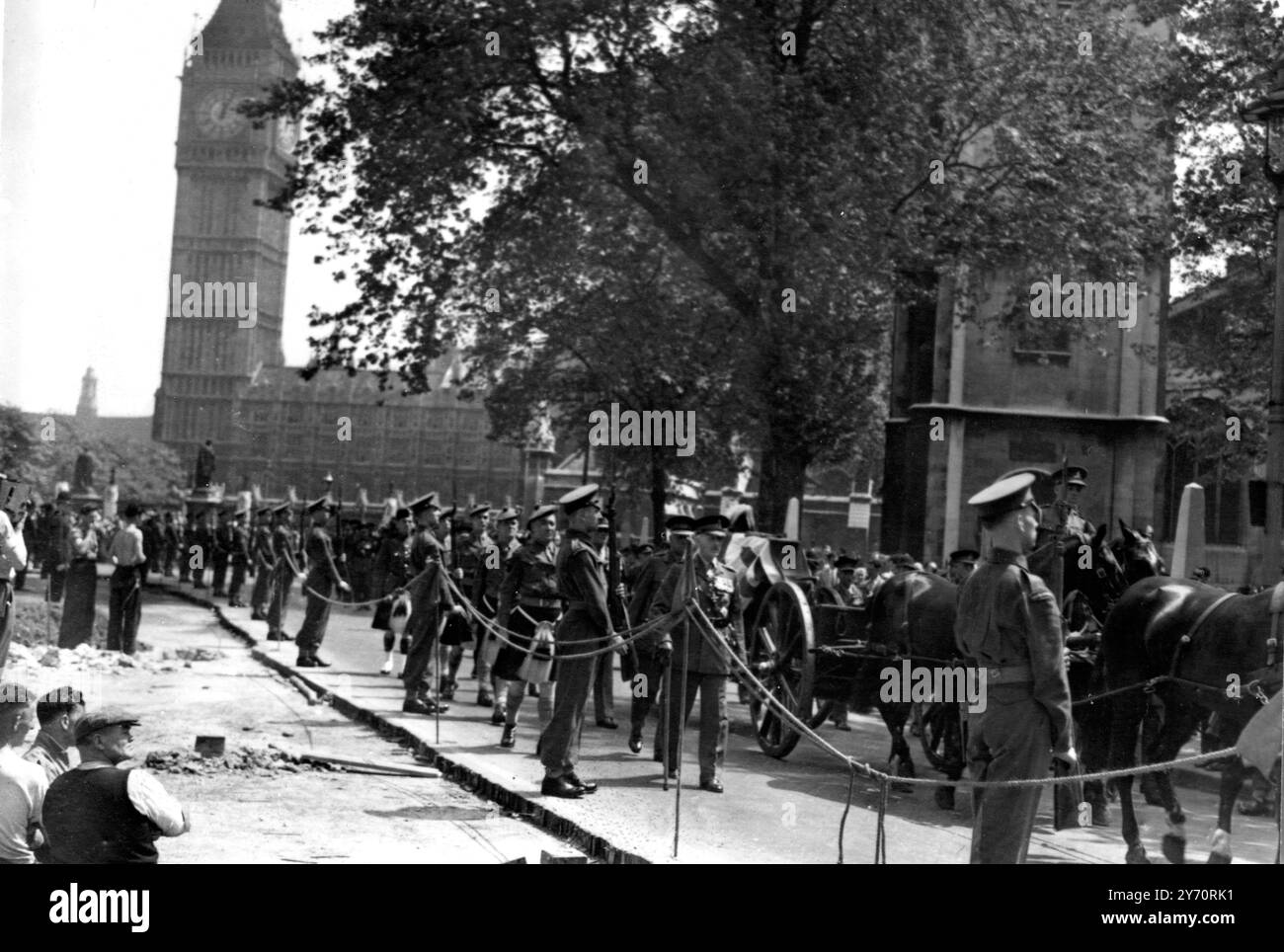 Feldmarschall Earl Wavell , der am vergangenen Mittwoch starb , wurde heute am Winchester College begraben . Sein Leichnam wurde heute Morgen vom Tower of London in einem Royal Army Service Launch zum Westminster Pier und dann zum Dienst in Westminster Abbey gebracht . Seine Majestät der König wurde durch Feldmarschall Lord Wilson vertreten. Hier ist die Prozession mit dem Korpus zu sehen, der in der Westminster Abbey ankommt. Big Ben ist im Hintergrund zu sehen. 7. Juni 1950 Stockfoto