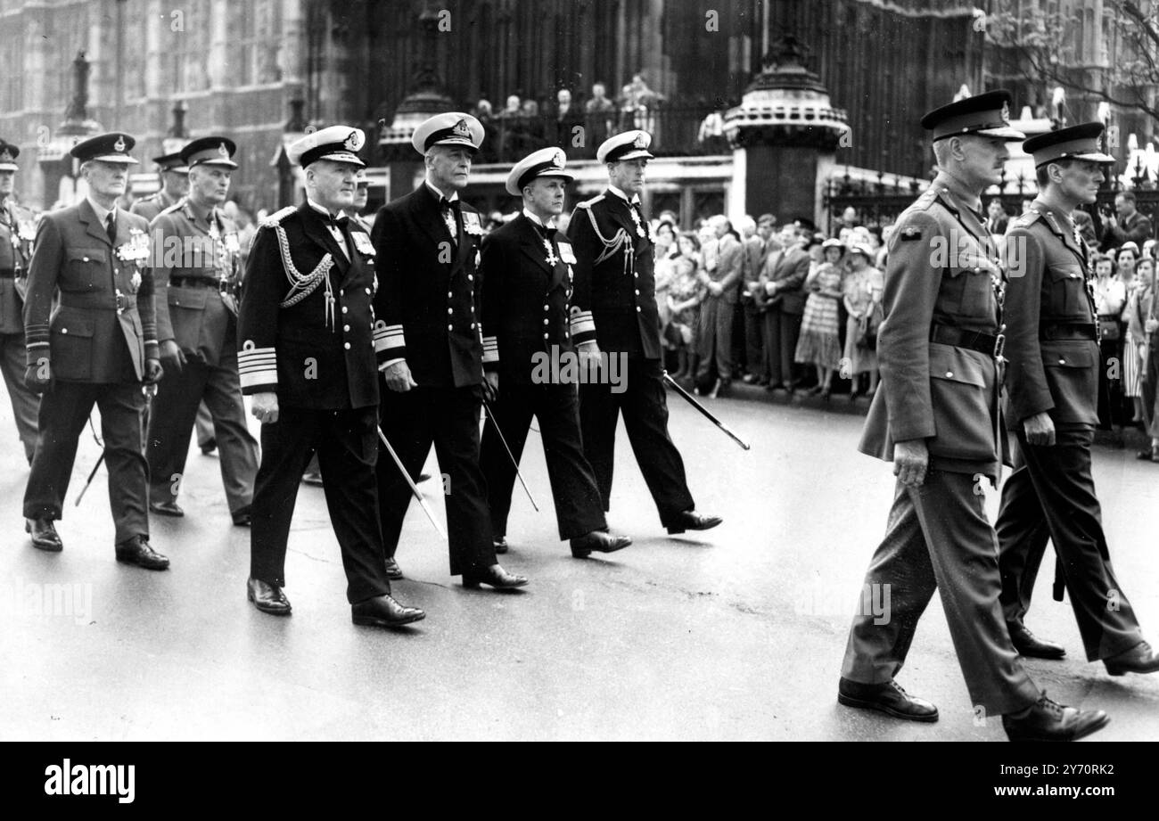Feldmarschall Earl Wavell , der am vergangenen Mittwoch starb , wurde heute am Winchester College begraben . Sein Leichnam wurde heute Morgen vom Tower of London in einem Royal Army Service Launch zum Westminster Pier und dann zum Dienst in Westminster Abbey gebracht . Seine Majestät der König wurde durch Feldmarschall Lord Wilson vertreten. Hier sind Vertreter aller Gottesdienste zu sehen, die während der Trauerprozession auf dem Weg zur Westminster Abbey fotografiert wurden. 7. Juni 1950 Stockfoto