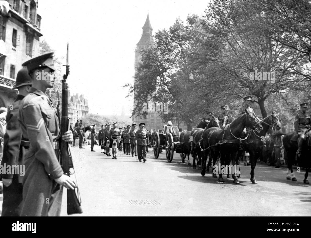 Feldmarschall Earl Wavell , der am vergangenen Mittwoch starb , wurde heute am Winchester College begraben . Sein Leichnam wurde heute Morgen vom Tower of London in einem Royal Army Service Launch zum Westminster Pier und dann zum Dienst in Westminster Abbey gebracht . Seine Majestät der König wurde durch Feldmarschall Lord Wilson vertreten. Hier ist der Prozession mit dem Korpus zu sehen , der in der Westminster Abbey ankommt , Big Ben im Hintergrund zu sehen . 7. Juni 1950 Stockfoto