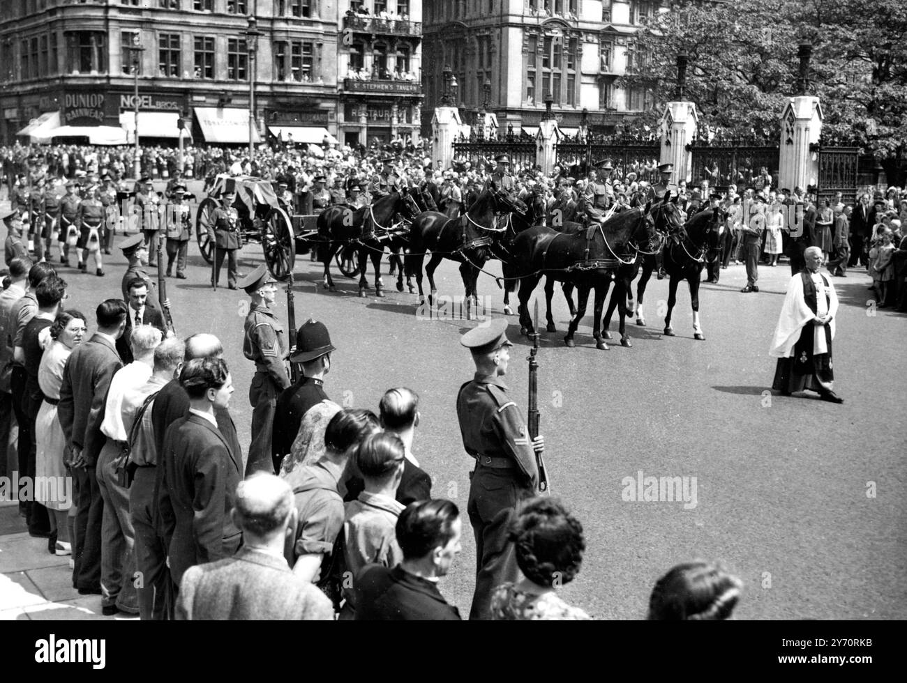 Feldmarschall Earl Wavell , der am vergangenen Mittwoch starb , wurde heute am Winchester College begraben . Sein Leichnam wurde heute Morgen vom Tower of London in einem Royal Army Service Launch zum Westminster Pier und dann zum Dienst in Westminster Abbey gebracht . Seine Majestät der König wurde durch Feldmarschall Lord Wilson vertreten. Hier ist die Beerdigungsprozession zu sehen, die durch den Parliament Square auf dem Weg zur Westminster Abbey führt. 7. Juni 1950 Stockfoto